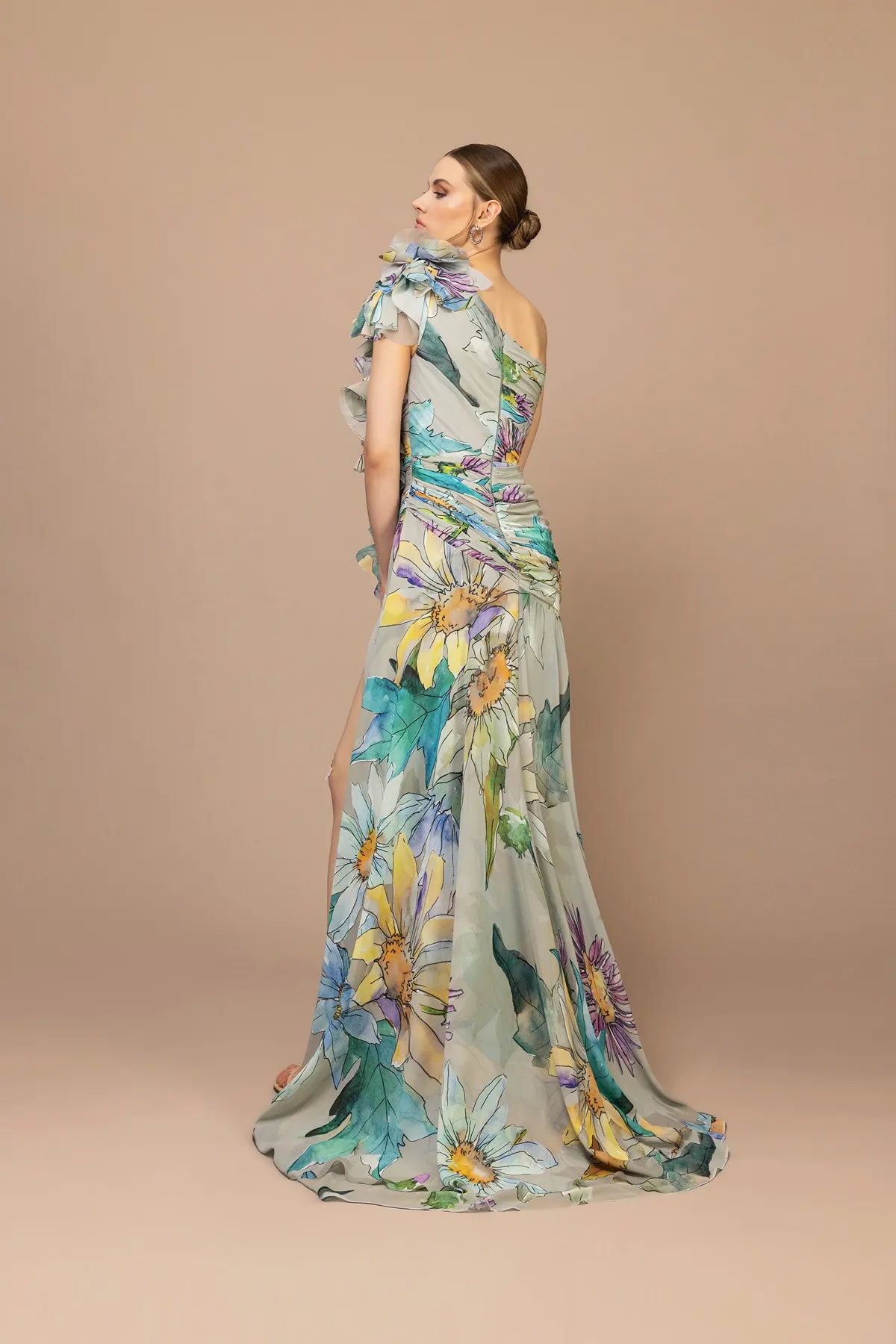 7044-Fırfır Omuz Detaylı Desenli Kumaş Uzun Elbise