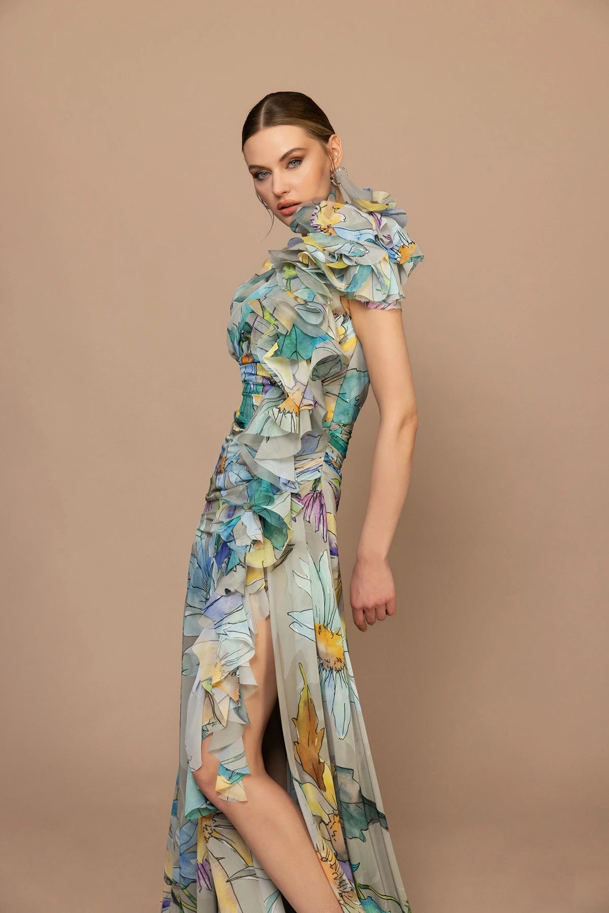 7044-Fırfır Omuz Detaylı Desenli Kumaş Uzun Elbise