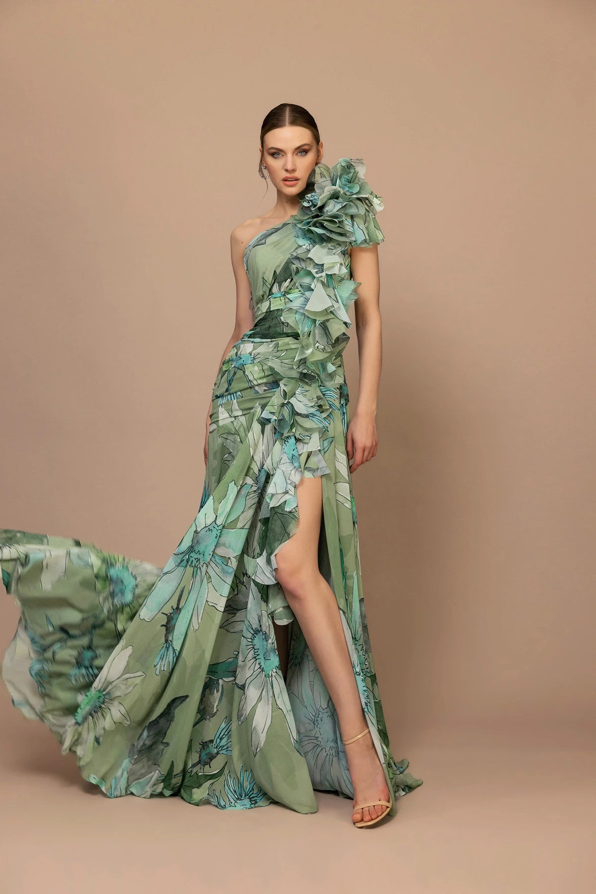 7044-Fırfır Omuz Detaylı Desenli Kumaş Uzun Elbise