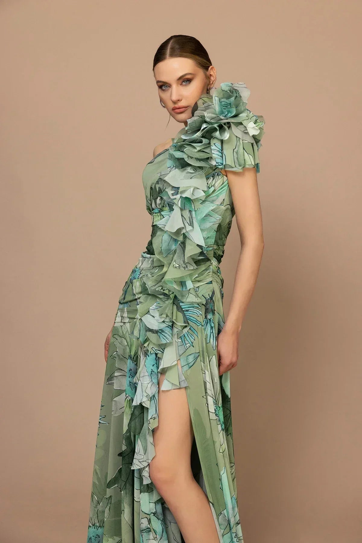 7044-Fırfır Omuz Detaylı Desenli Kumaş Uzun Elbise - Kenzel