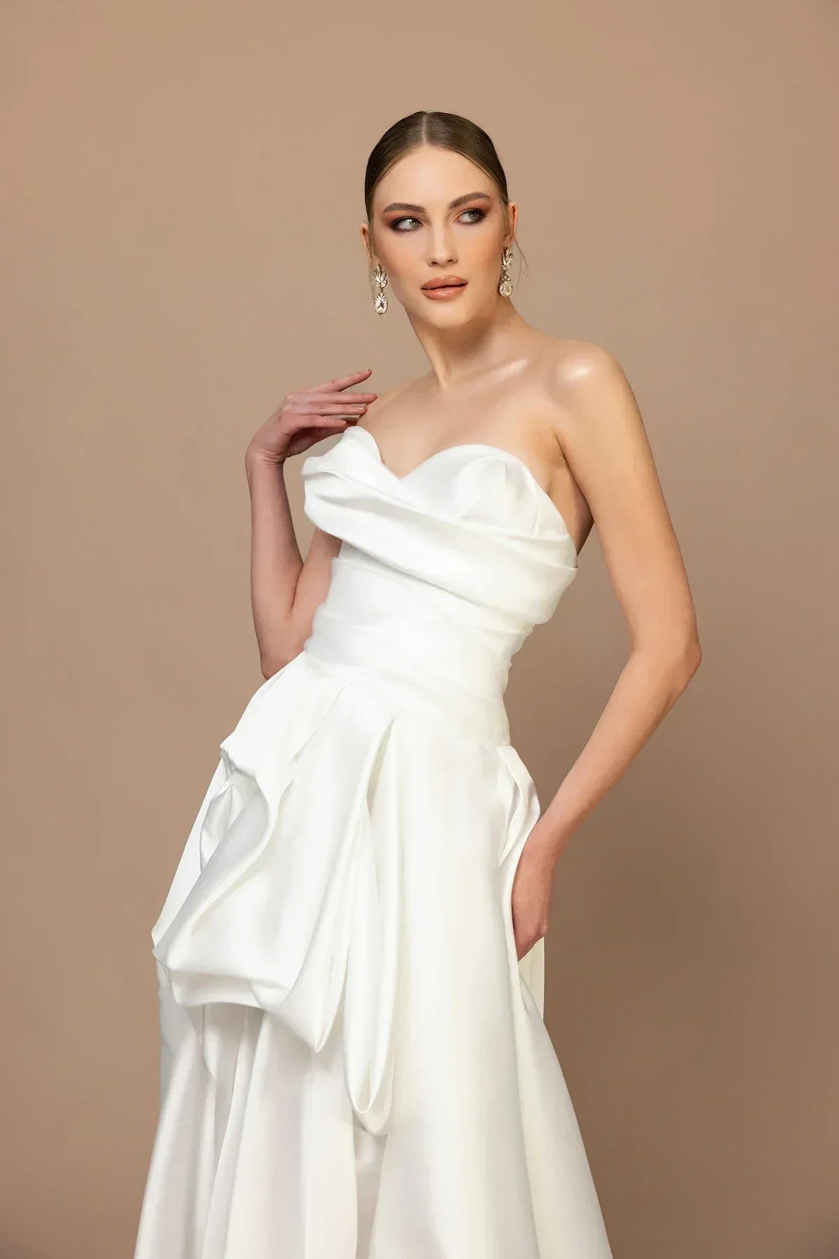 7046 - Straplez Yaka Drapeli Yırtmaçlı Uzun Elbise - Kenzel