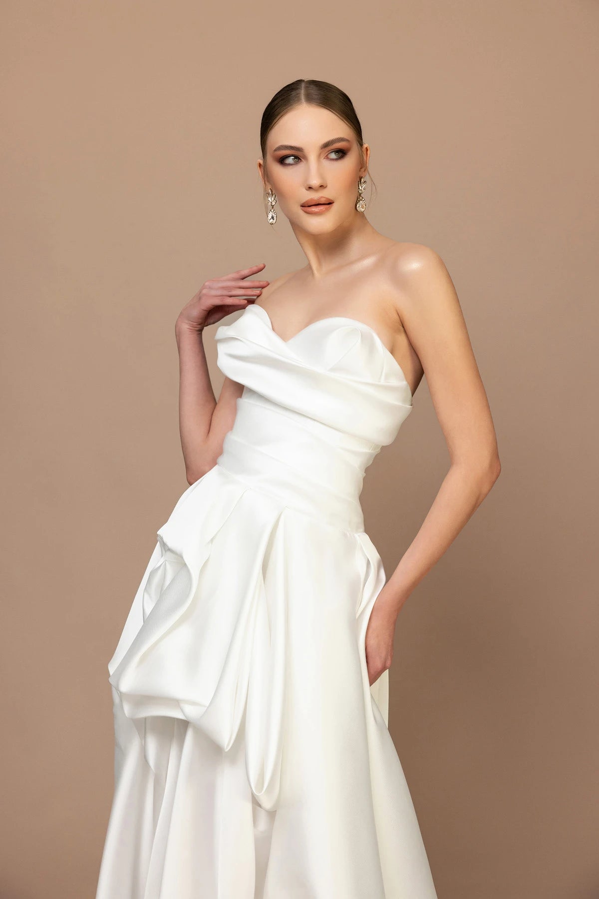 7046 - Straplez Yaka Drapeli Yırtmaçlı Uzun Elbise