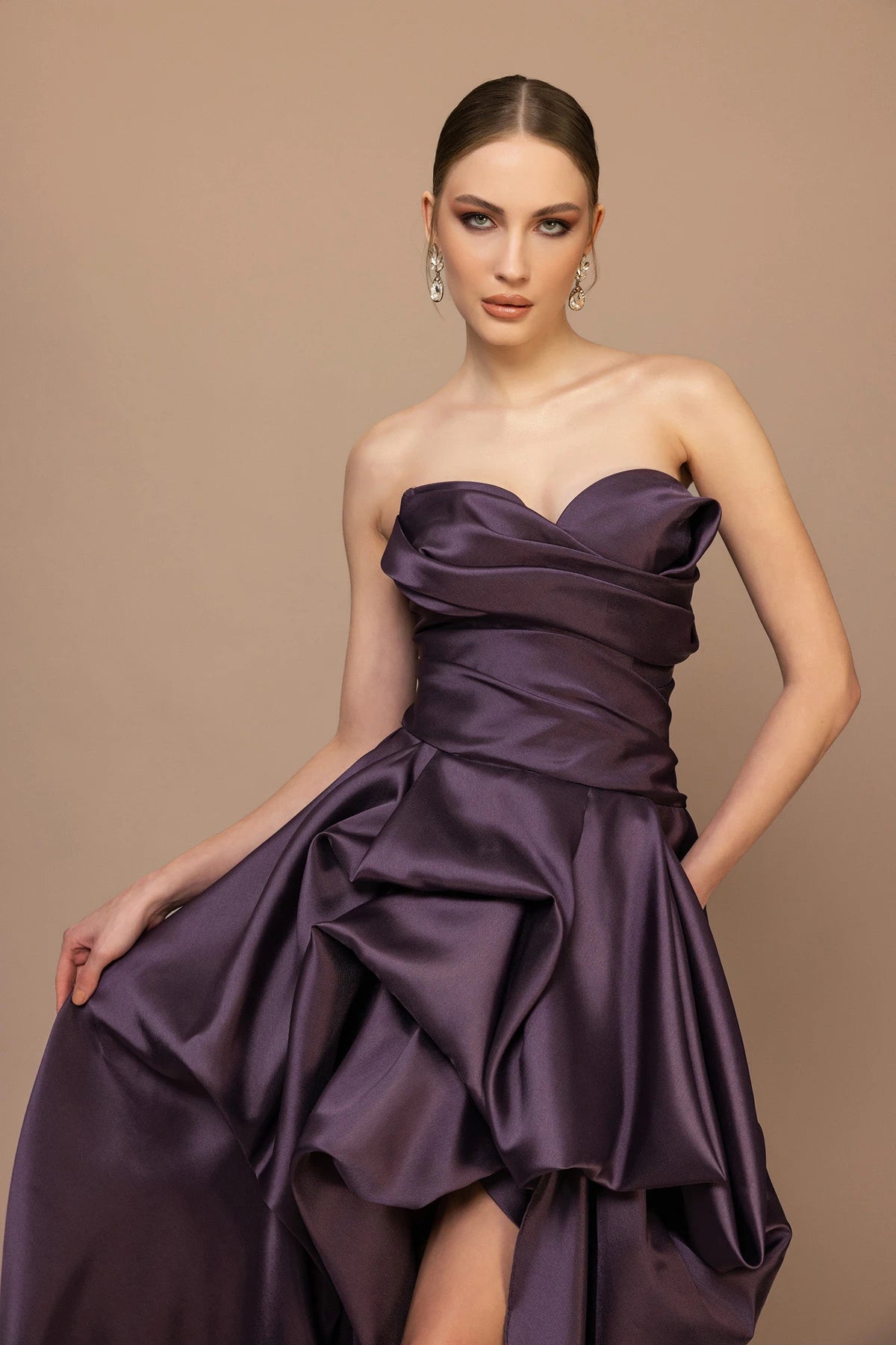 7046 - Straplez Yaka Drapeli Yırtmaçlı Uzun Elbise