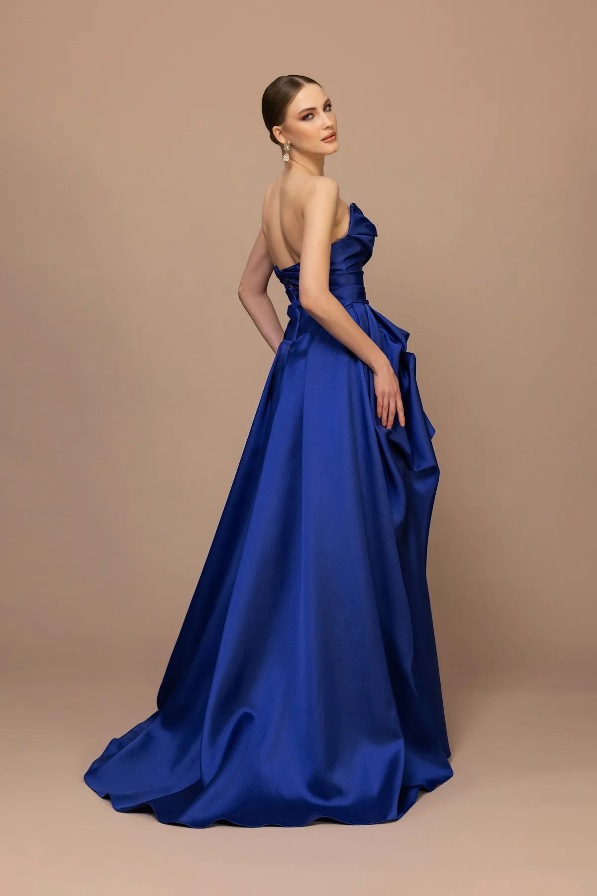 7046 - Straplez Yaka Drapeli Yırtmaçlı Uzun Elbise