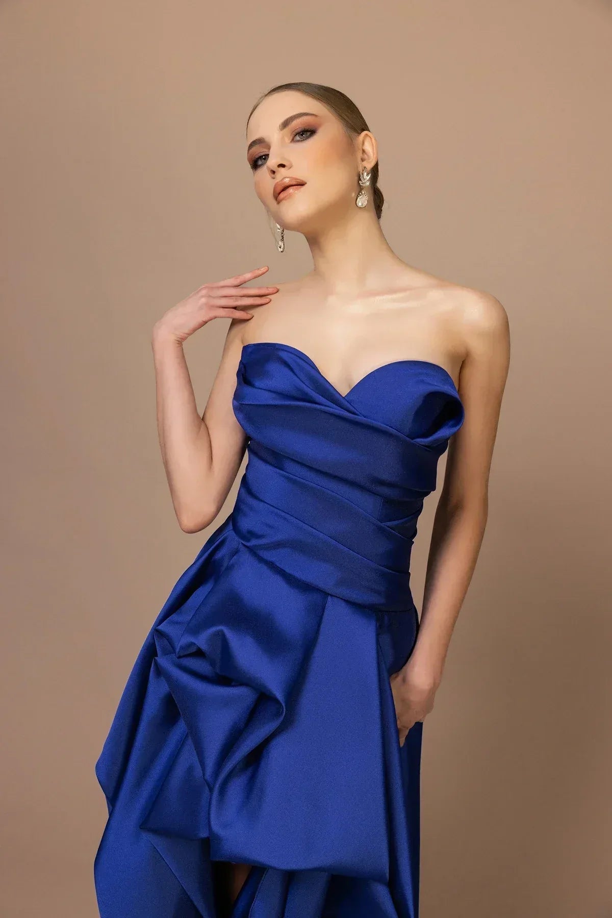 7046 - Straplez Yaka Drapeli Yırtmaçlı Uzun Elbise - Kenzel