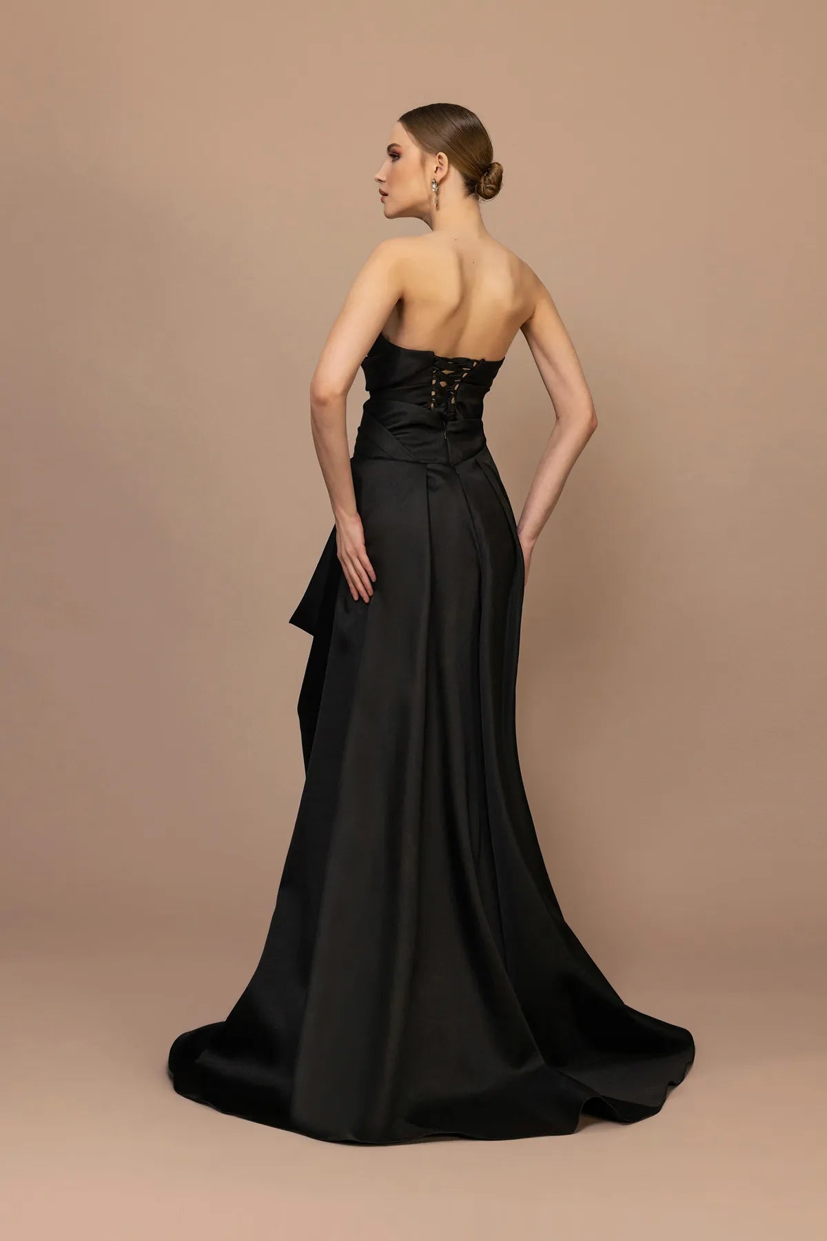 7046 - Straplez Yaka Drapeli Yırtmaçlı Uzun Elbise