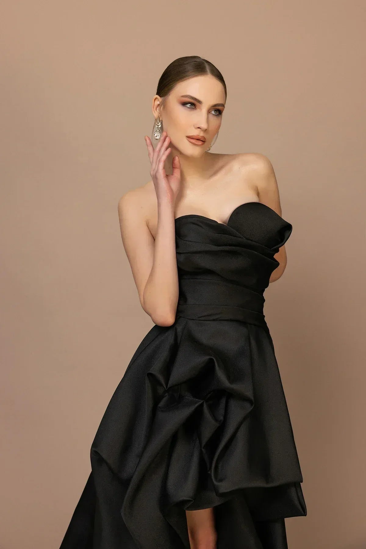 7046 - Straplez Yaka Drapeli Yırtmaçlı Uzun Elbise - Kenzel