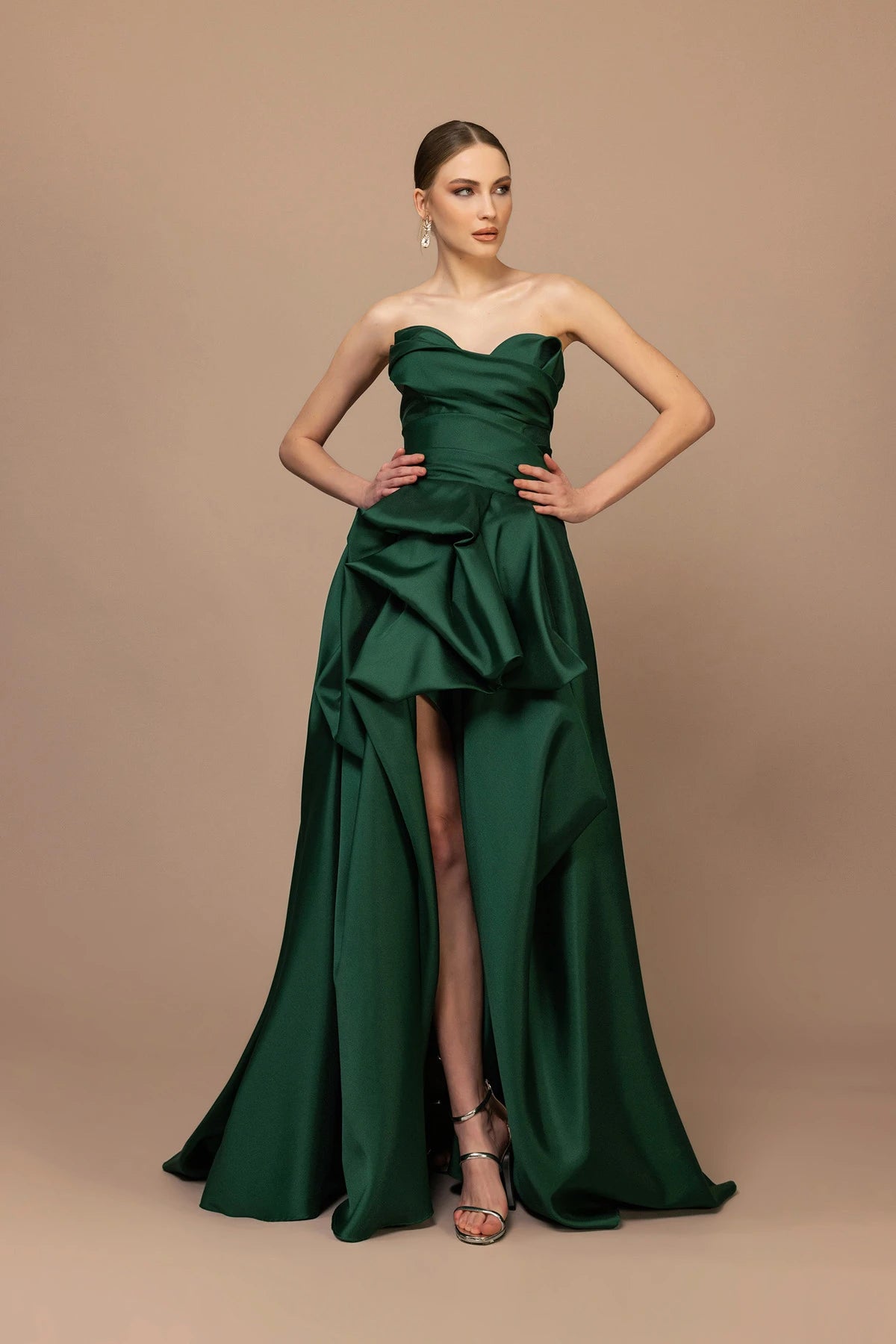 7046 - Straplez Yaka Drapeli Yırtmaçlı Uzun Elbise