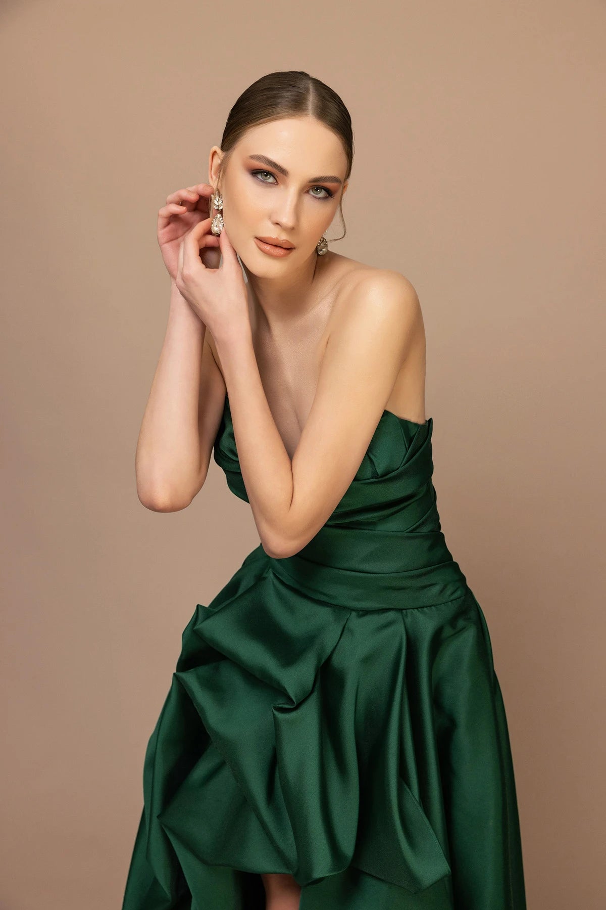 7046 - Straplez Yaka Drapeli Yırtmaçlı Uzun Elbise