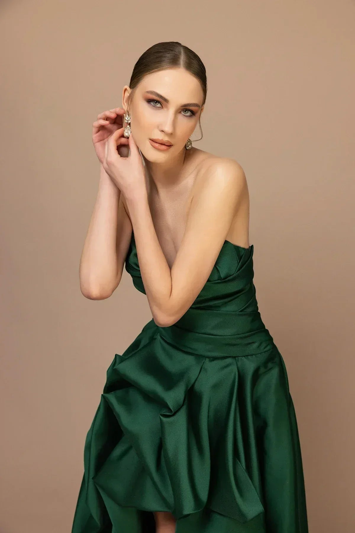 7046 - Straplez Yaka Drapeli Yırtmaçlı Uzun Elbise - Kenzel