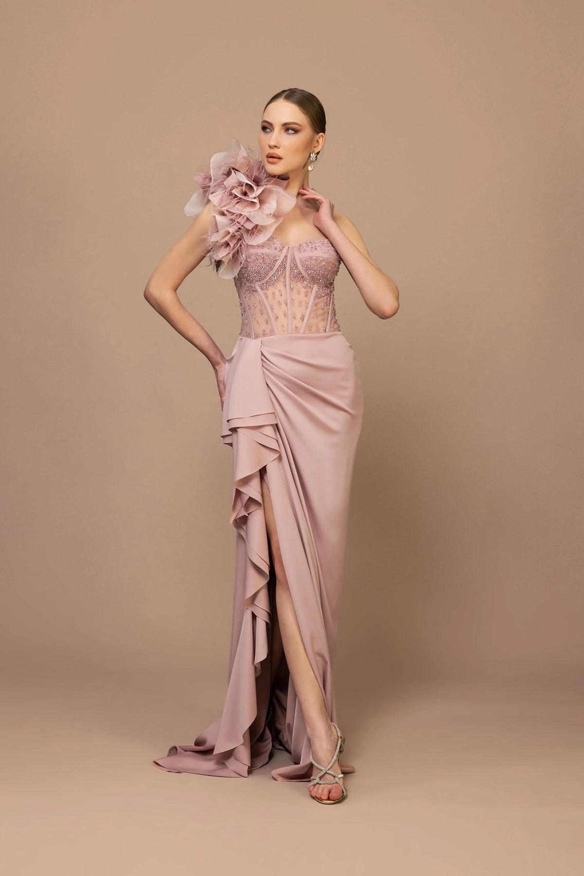 7051 - Tüy ve Fırfır Omuz Detaylı Dar Yırtmaçlı Abiye