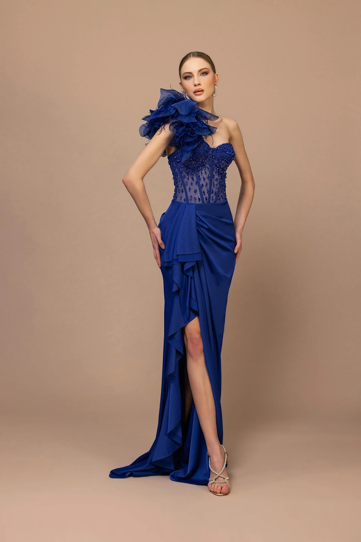 7051 - Tüy ve Fırfır Omuz Detaylı Dar Yırtmaçlı Abiye