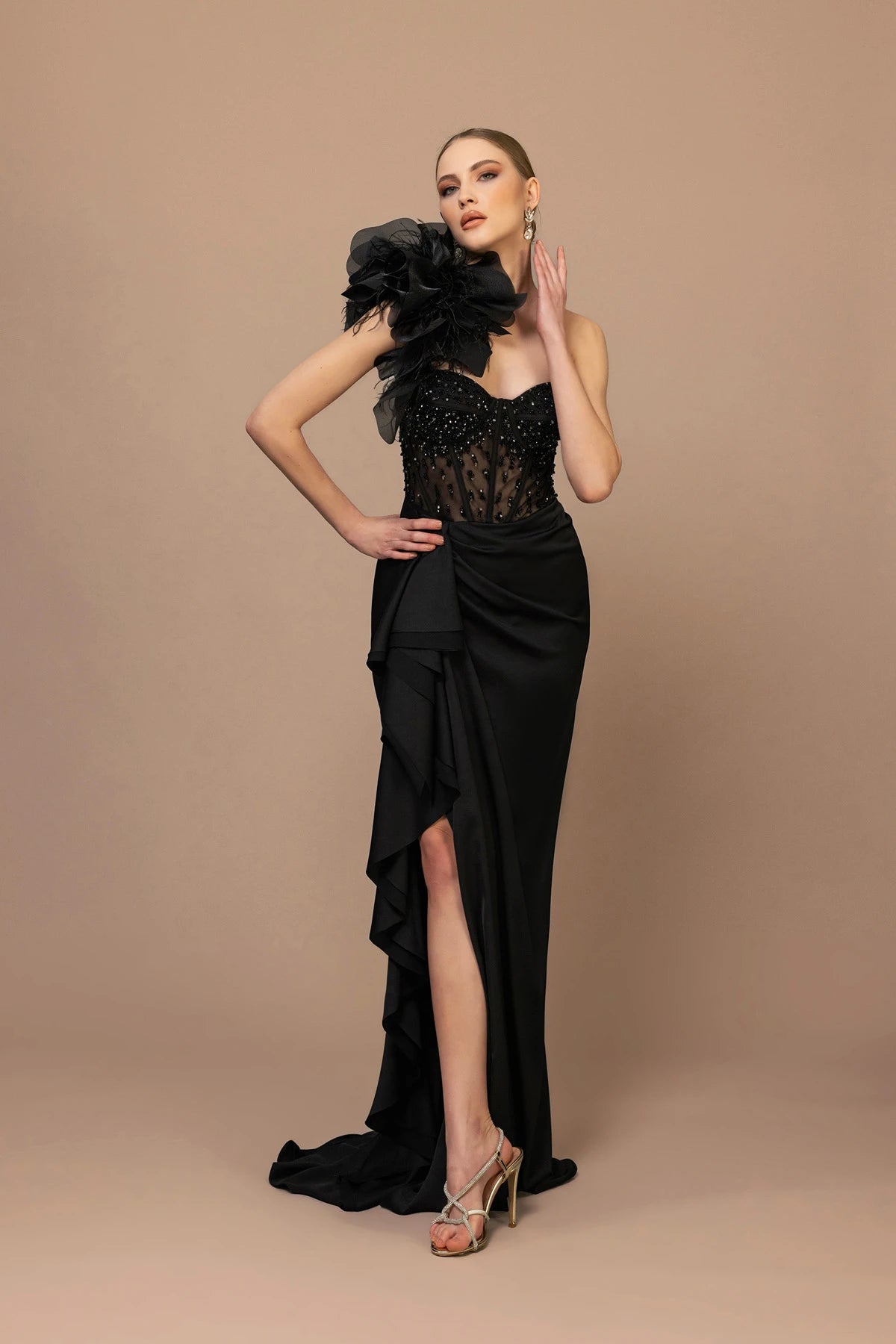 7051 - Tüy ve Fırfır Omuz Detaylı Dar Yırtmaçlı Abiye