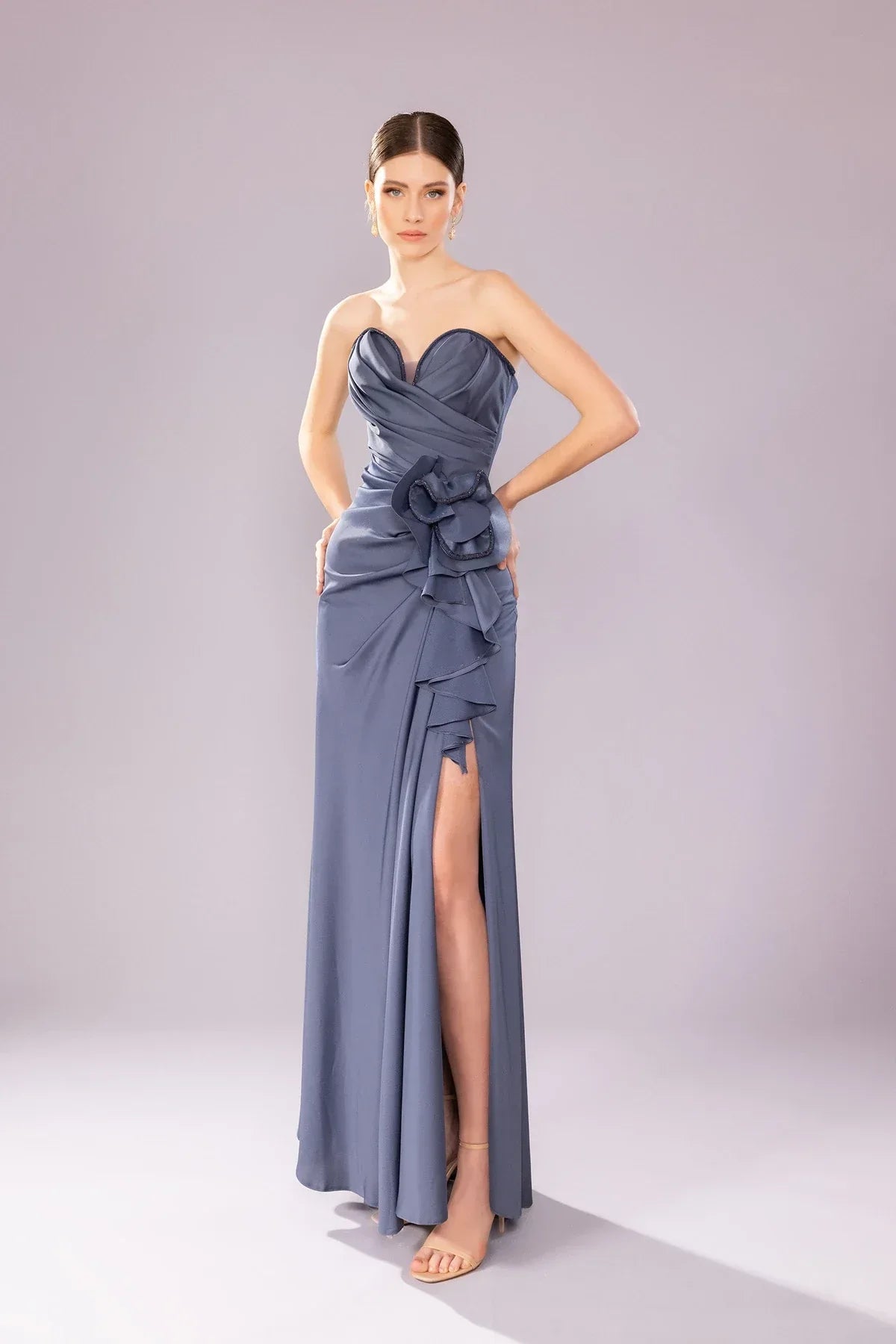 7052-Straplez kalp yaka detaylı Yırtmaçlı Uzun abiye ellbise - Kenzel