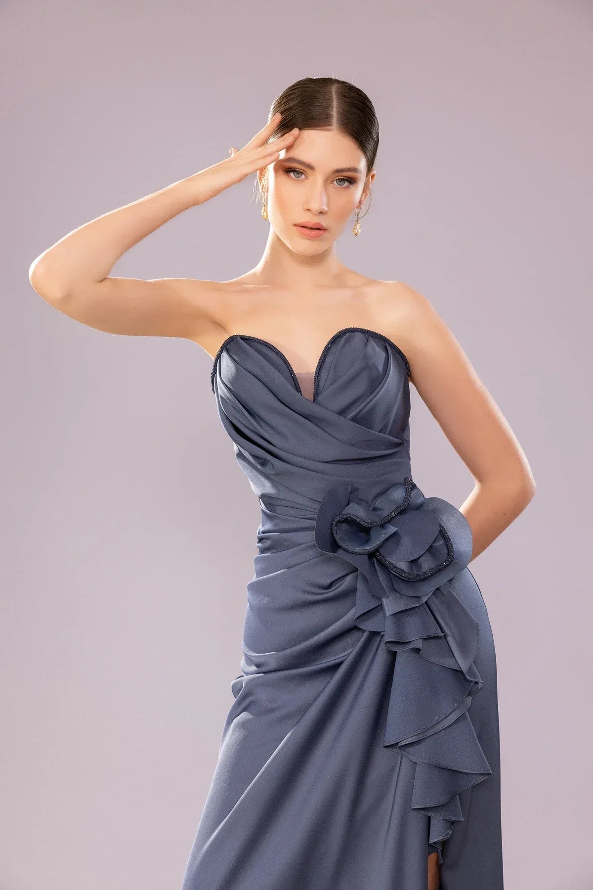 7052-Straplez kalp yaka detaylı Yırtmaçlı Uzun abiye ellbise - Kenzel