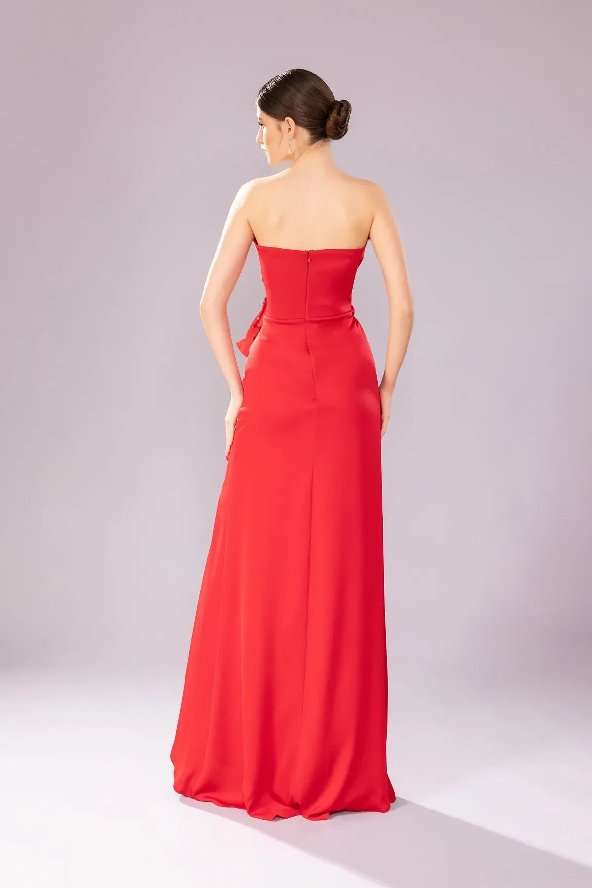 7052-Straplez kalp yaka detaylı Yırtmaçlı Uzun abiye ellbise - Kenzel