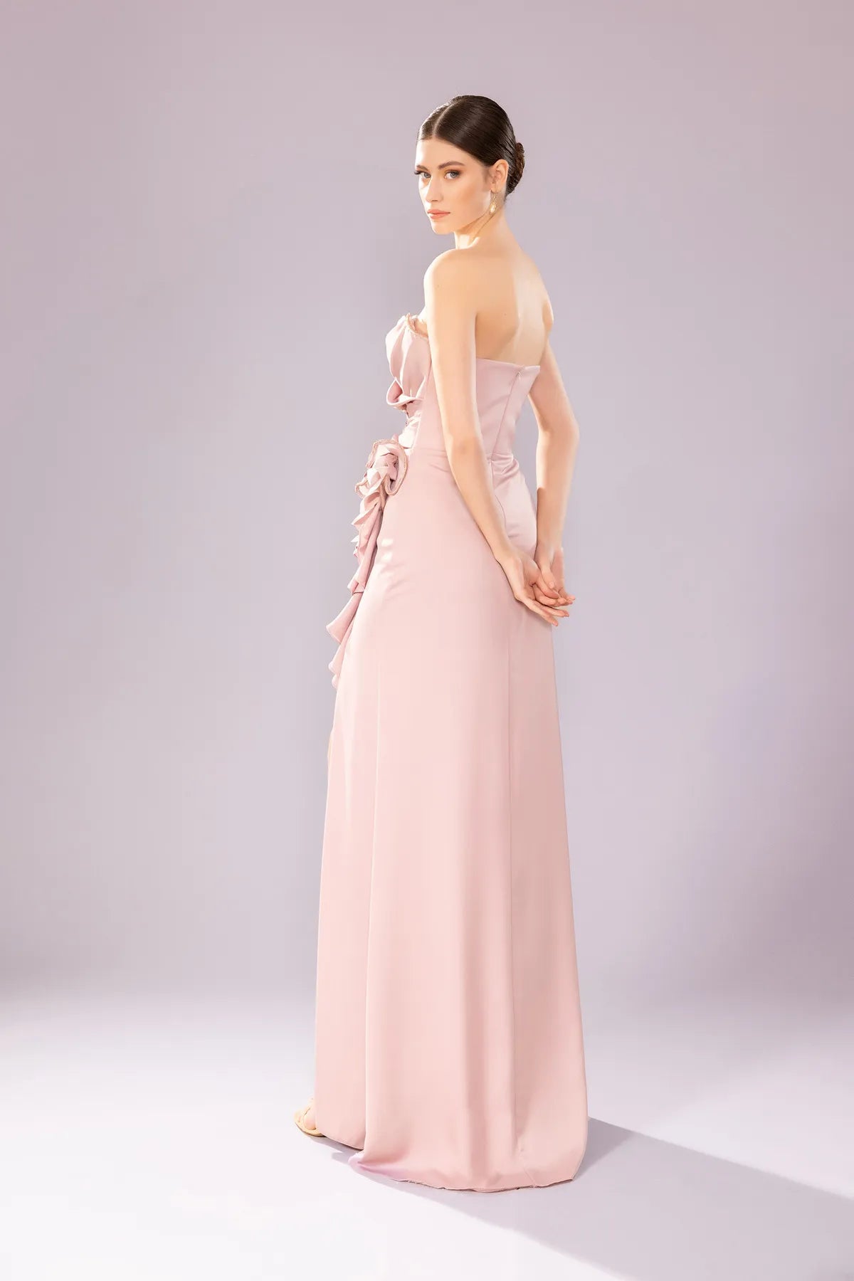 7052-Straplez kalp yaka detaylı Yırtmaçlı Uzun abiye ellbise