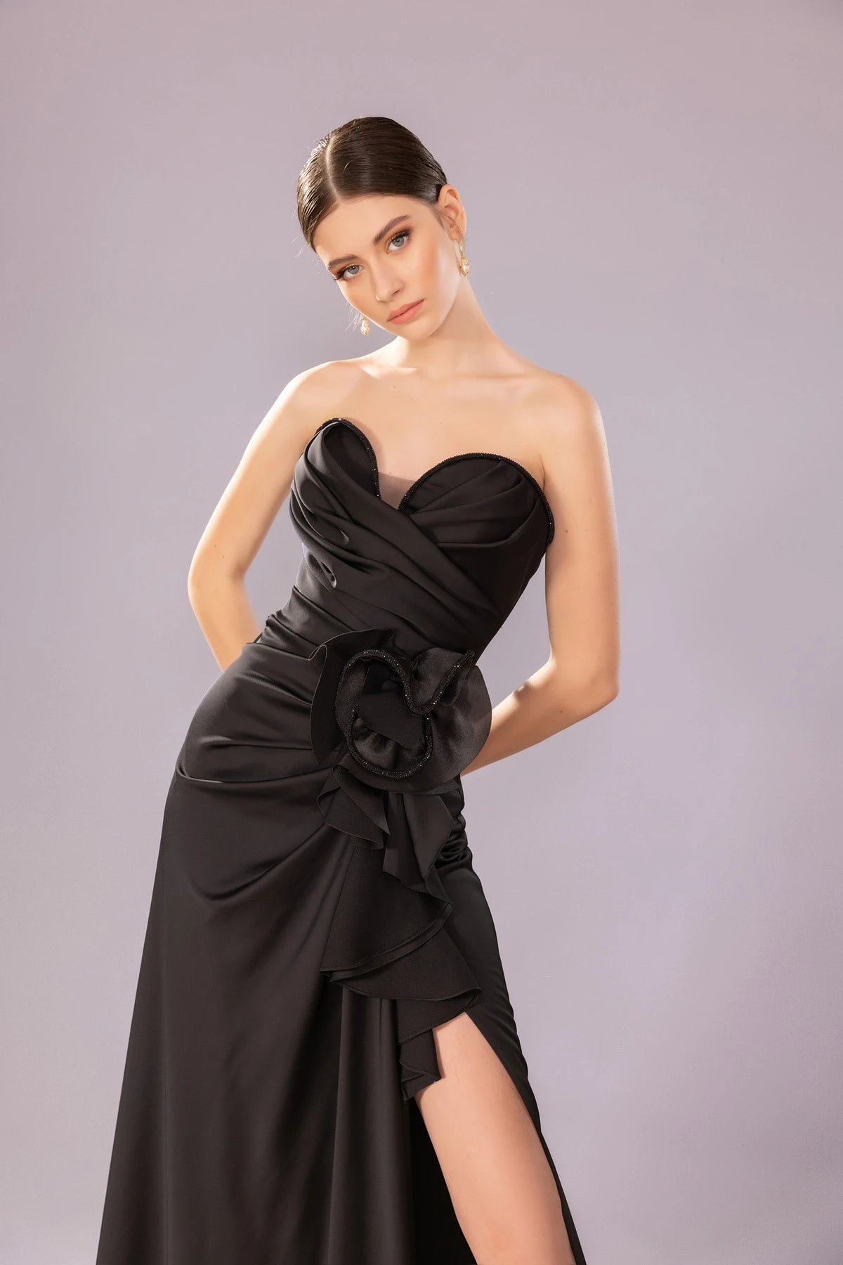 7052-Straplez kalp yaka detaylı Yırtmaçlı Uzun abiye ellbise