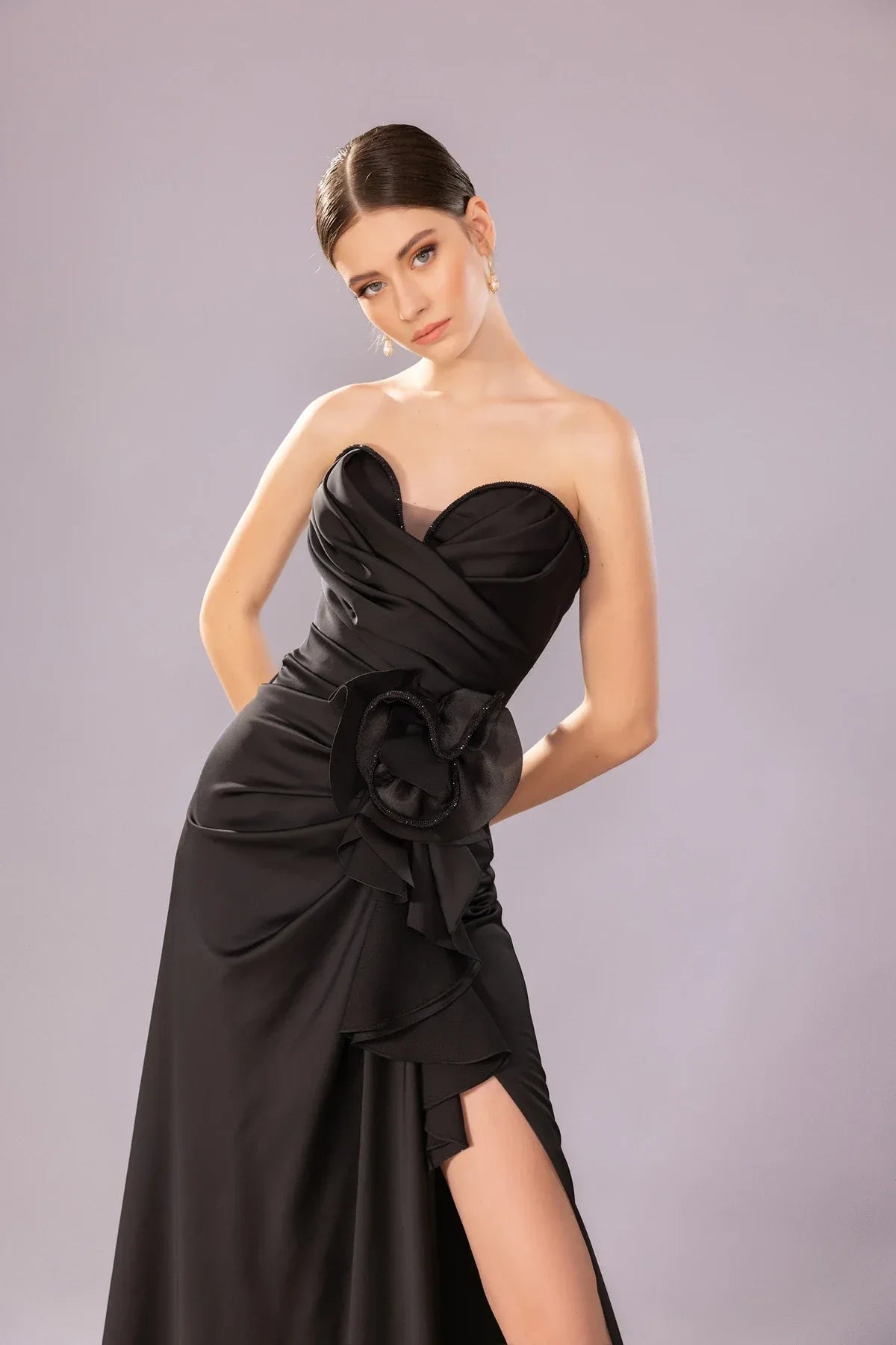 7052-Straplez kalp yaka detaylı Yırtmaçlı Uzun abiye ellbise - Kenzel