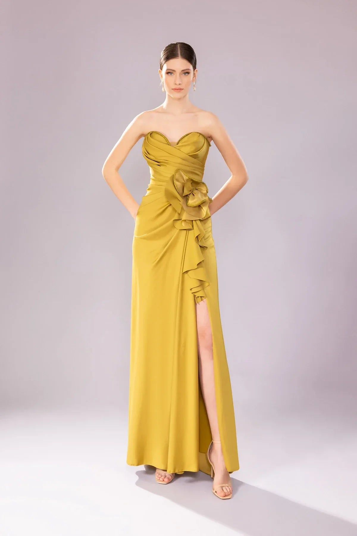 7052-Straplez kalp yaka detaylı Yırtmaçlı Uzun abiye ellbise - Kenzel