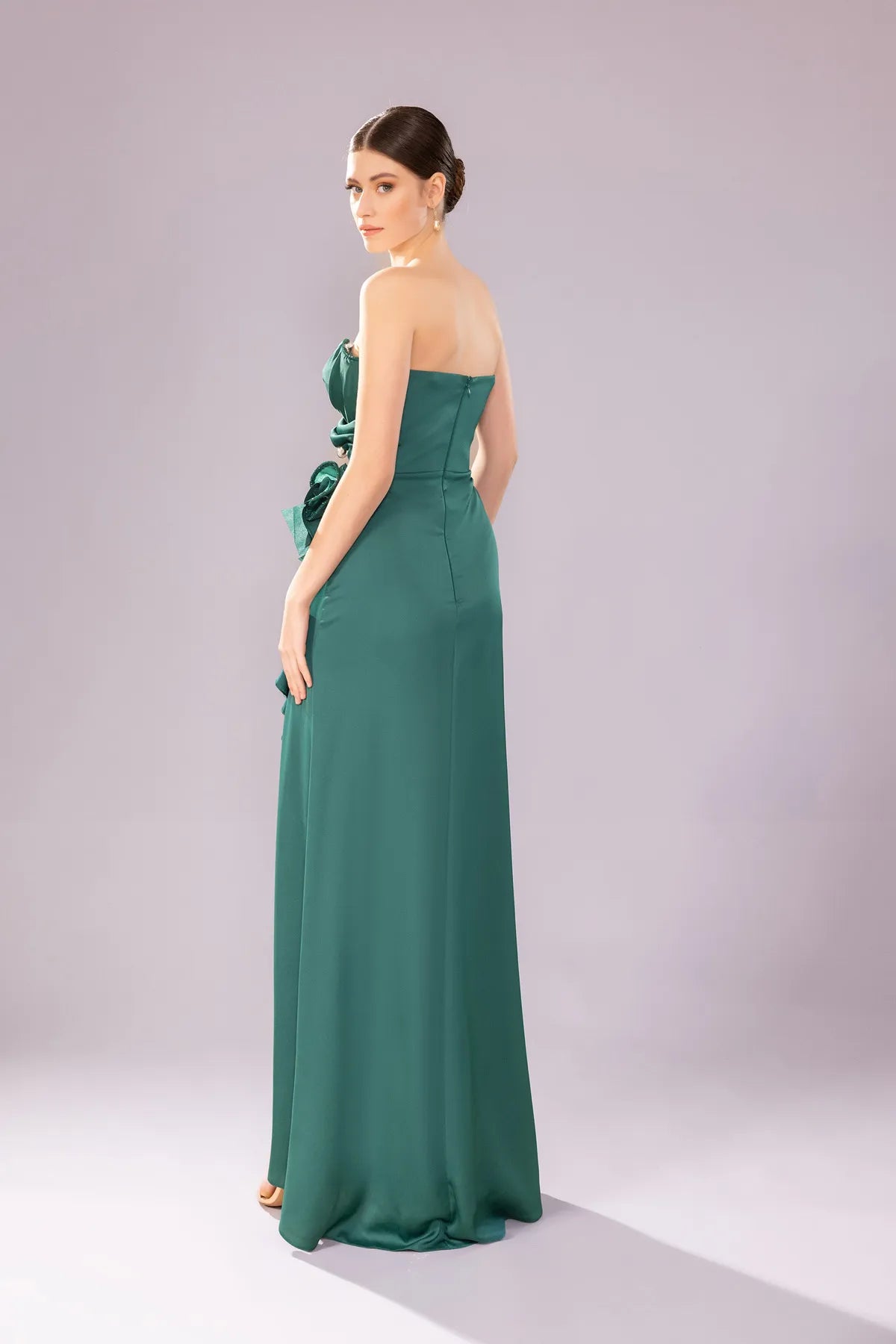 7052-Straplez kalp yaka detaylı Yırtmaçlı Uzun abiye ellbise