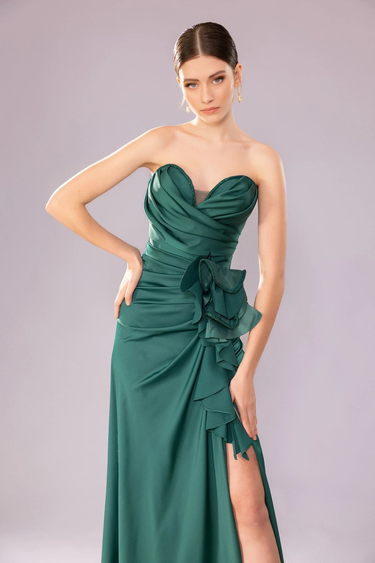 7052-Straplez kalp yaka detaylı Yırtmaçlı Uzun abiye ellbise