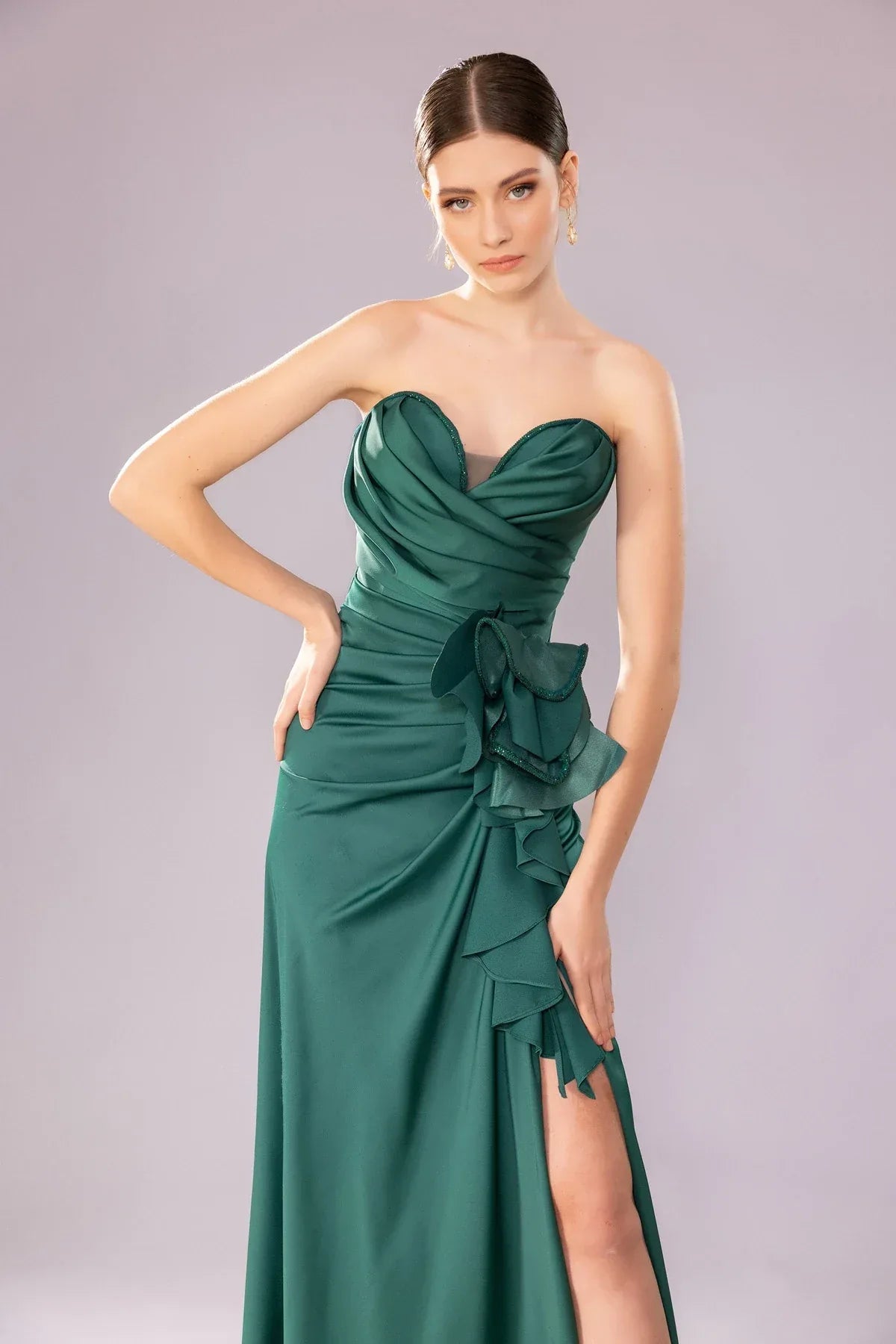 7052-Straplez kalp yaka detaylı Yırtmaçlı Uzun abiye ellbise - Kenzel