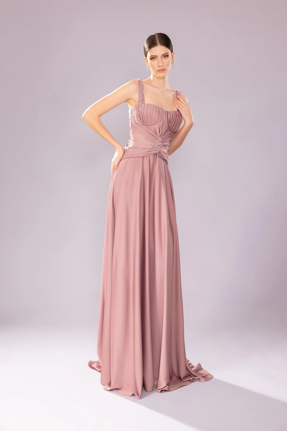 7055-İşleme Detaylı Askılı Drapeli Uzun Elbise