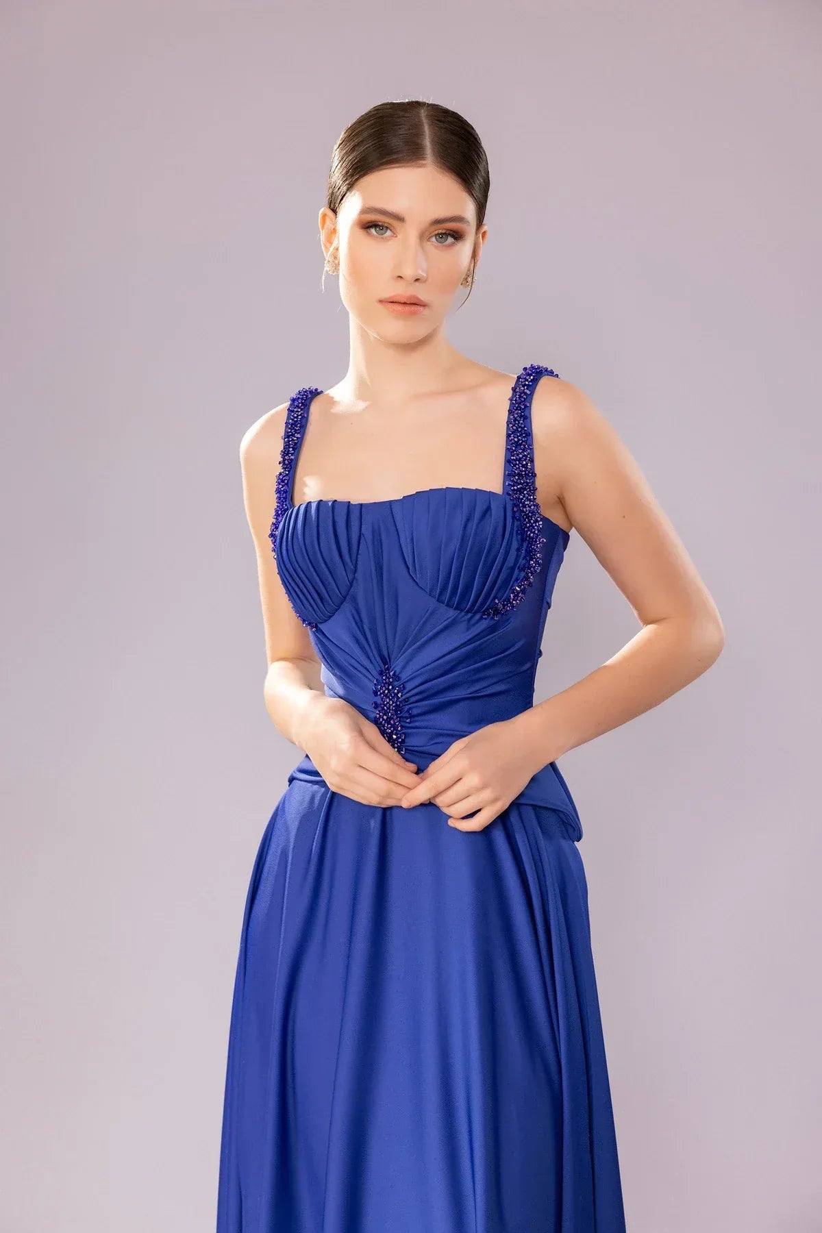 7055-İşleme Detaylı Askılı Drapeli Uzun Elbise - Kenzel