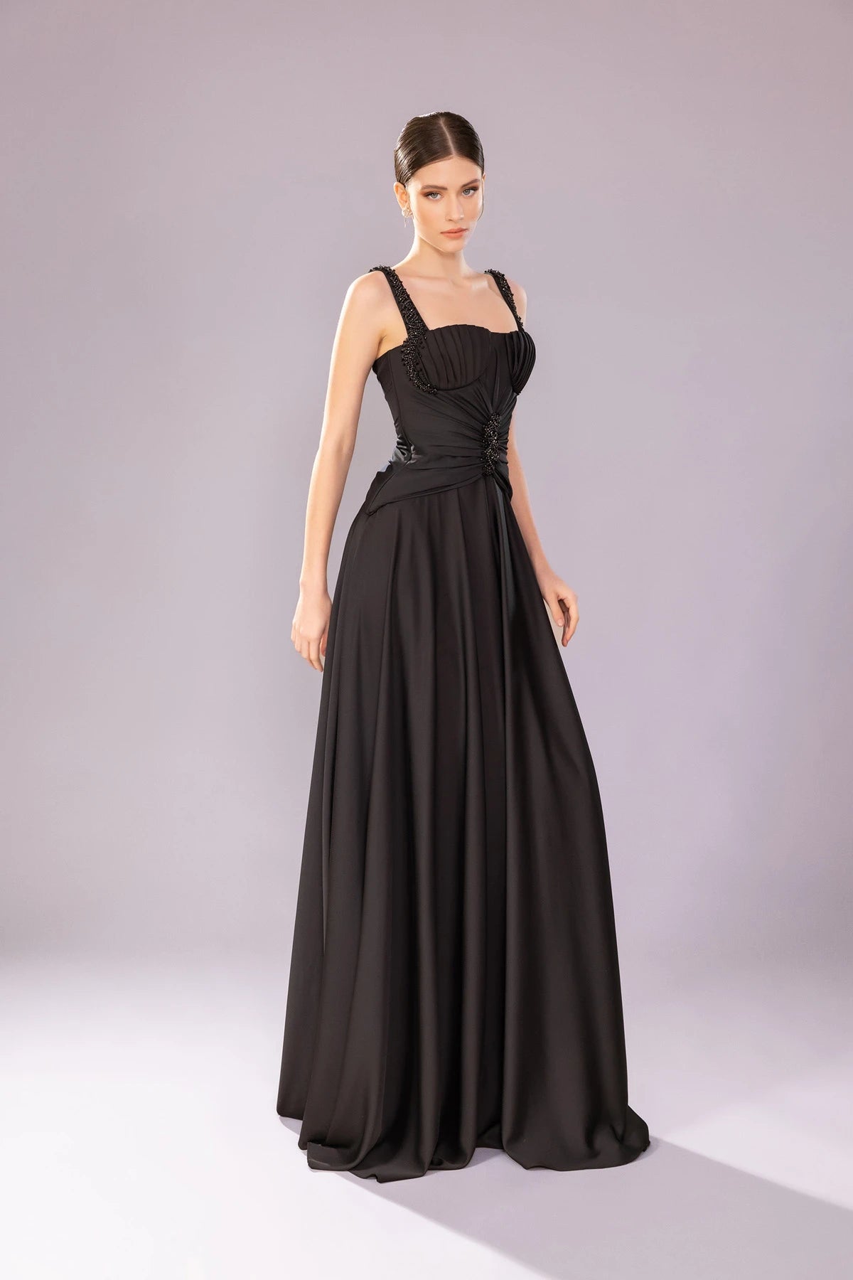 7055-İşleme Detaylı Askılı Drapeli Uzun Elbise