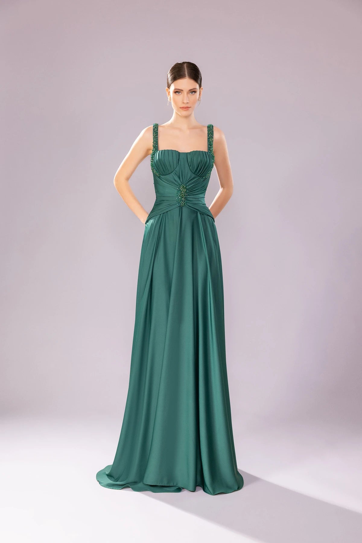 7055-İşleme Detaylı Askılı Drapeli Uzun Elbise