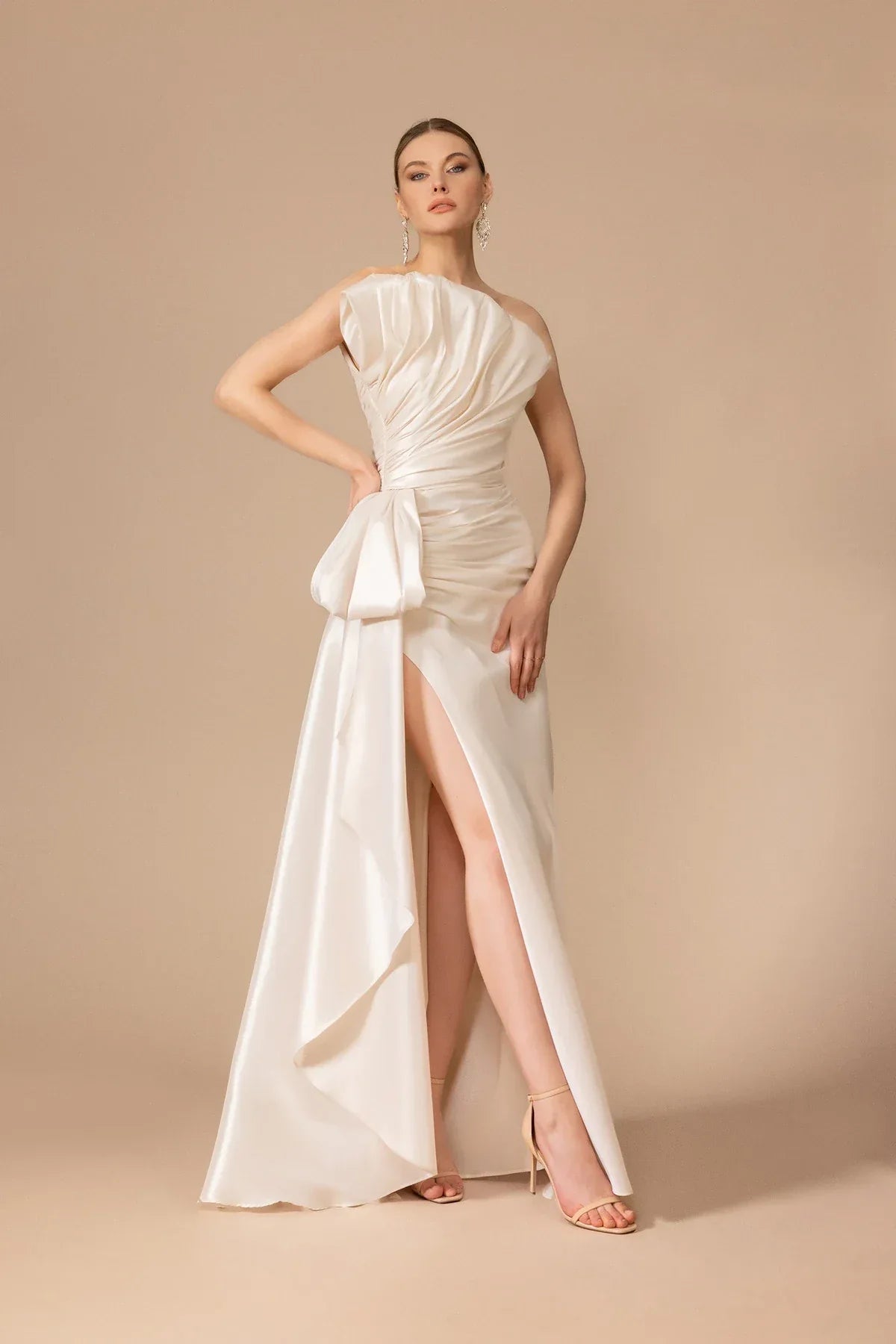 A25187 - Straplez Yaka Drapeli Yırtmaçlı Uzun Elbise - Kenzel