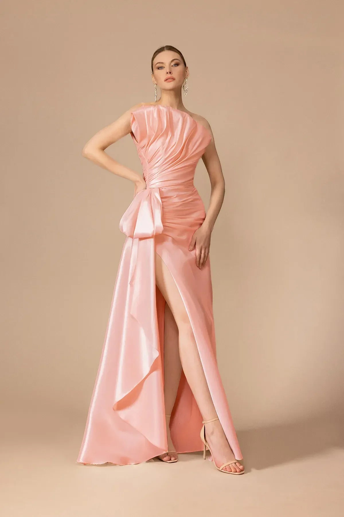 A25187 - Straplez Yaka Drapeli Yırtmaçlı Uzun Elbise - Kenzel