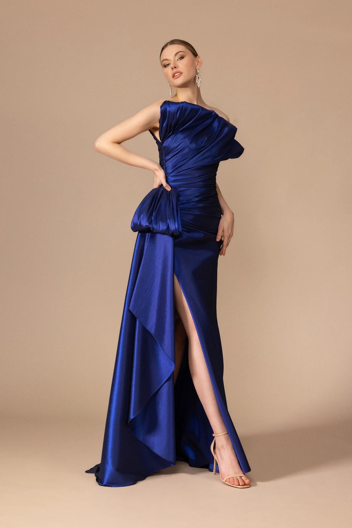 A25187 - Straplez Yaka Drapeli Yırtmaçlı Uzun Elbise