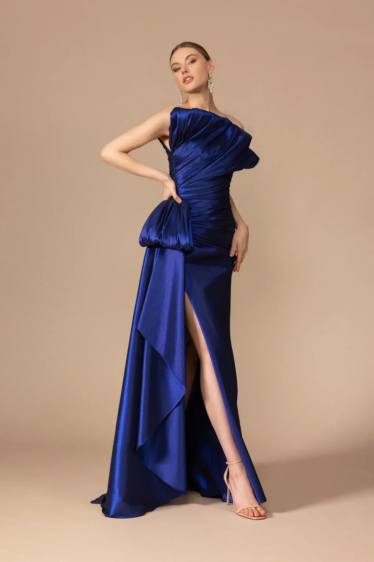 A25187 - Straplez Yaka Drapeli Yırtmaçlı Uzun Elbise - Kenzel