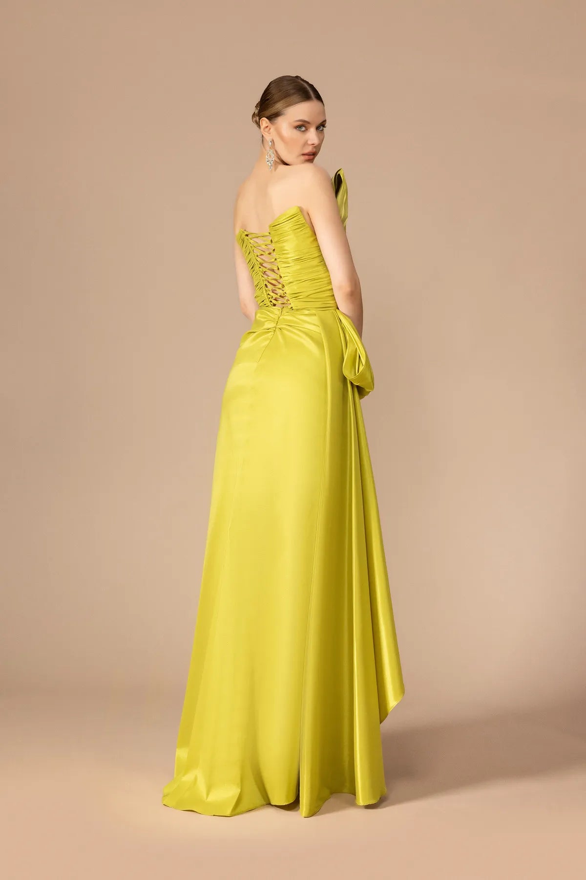 A25187 - Straplez Yaka Drapeli Yırtmaçlı Uzun Elbise