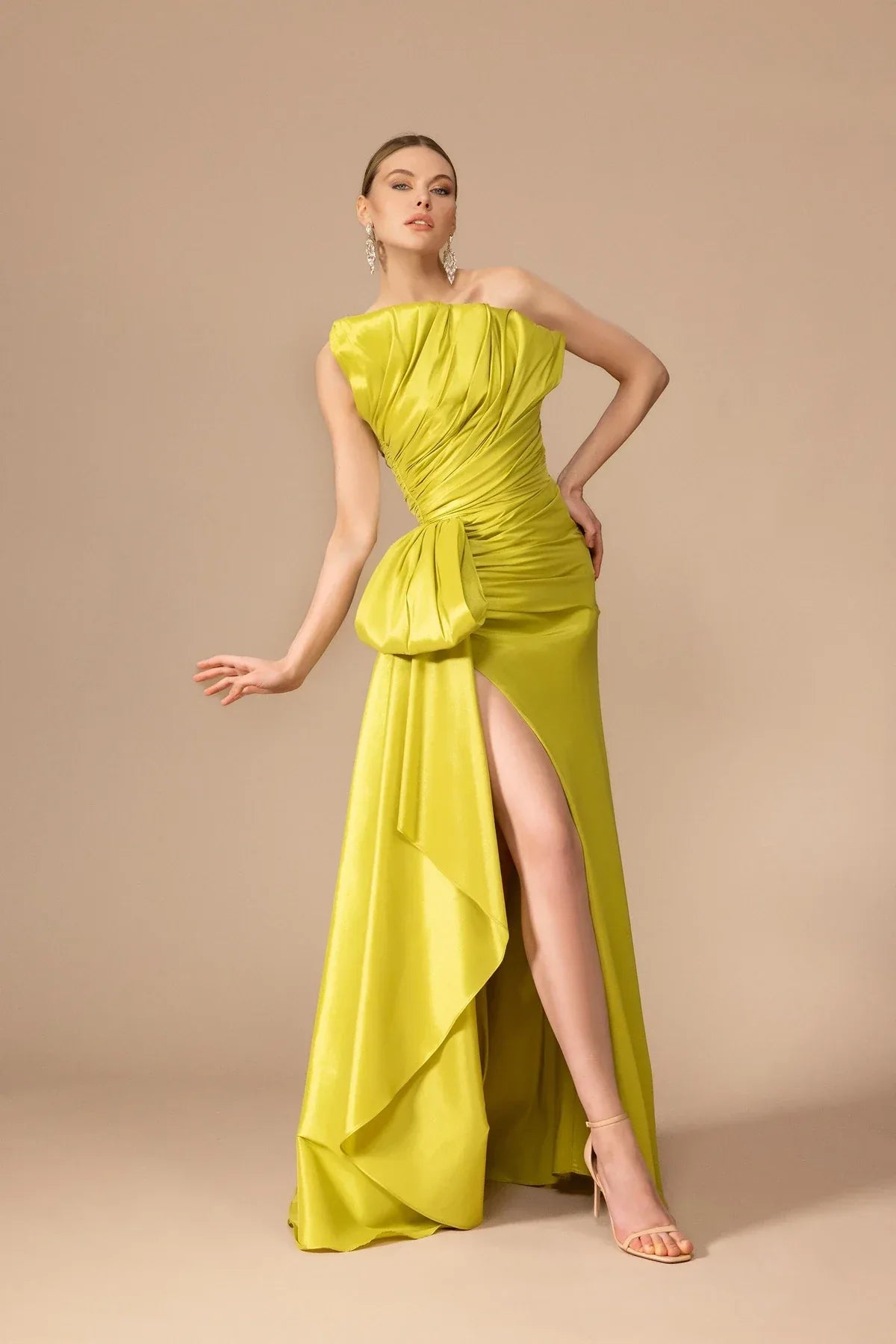 A25187 - Straplez Yaka Drapeli Yırtmaçlı Uzun Elbise - Kenzel