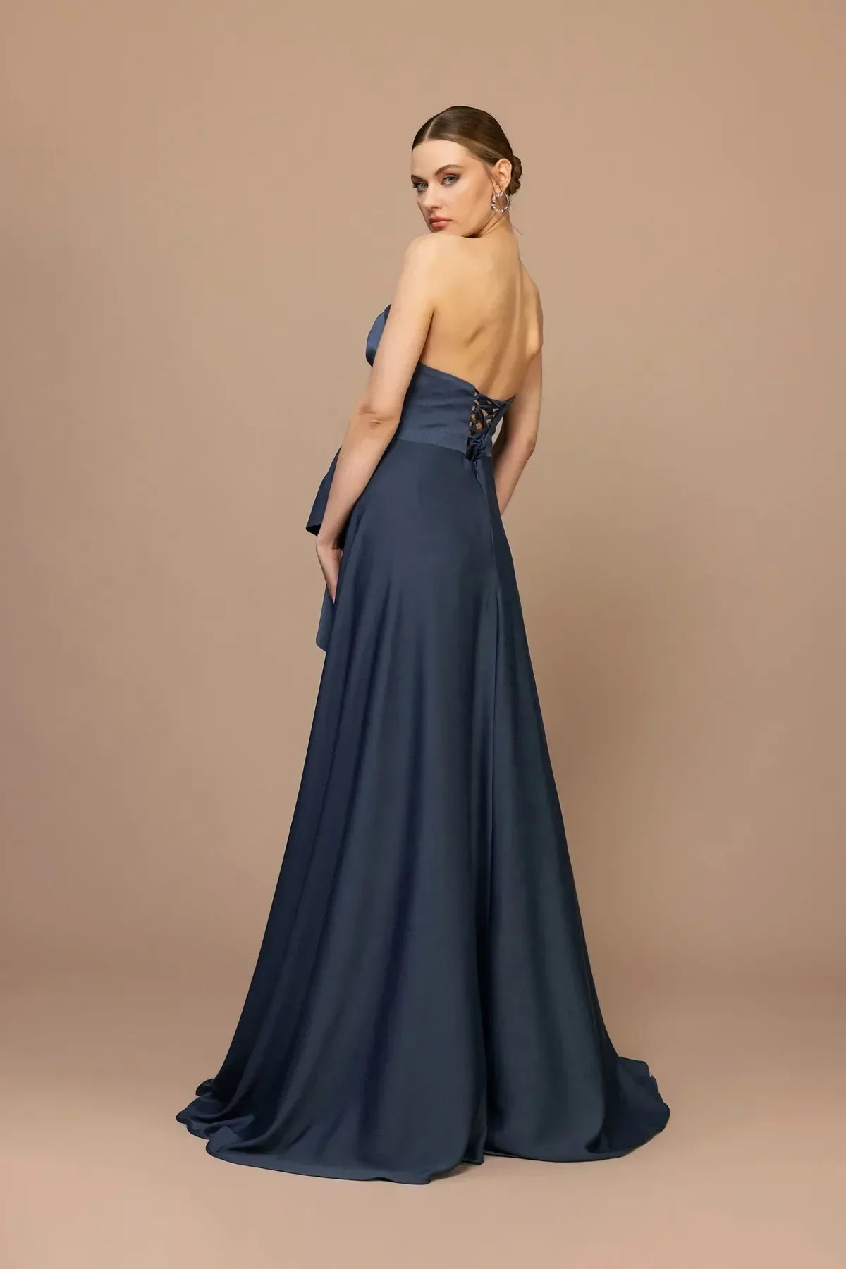 7061-Straplez Yaka Yırtmaçlı Fiyonk Detaylı Uzun Elbise - Kenzel