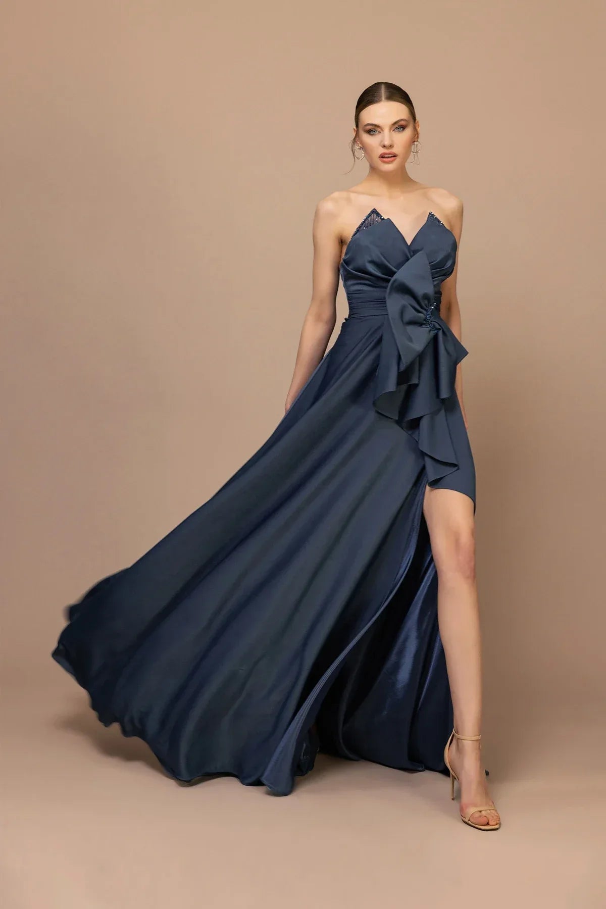 7061-Straplez Yaka Yırtmaçlı Fiyonk Detaylı Uzun Elbise - Kenzel