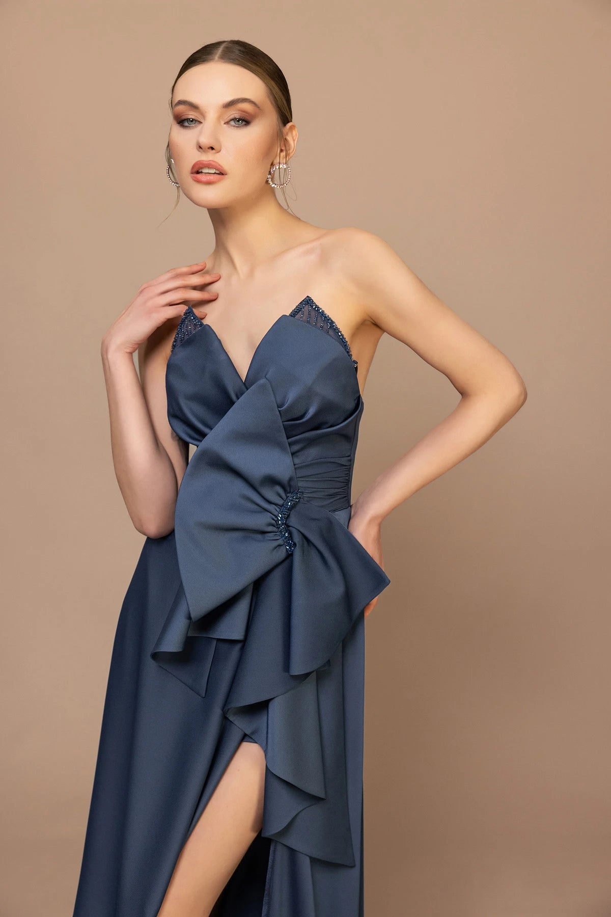 7061-Straplez Yaka Yırtmaçlı Fiyonk Detaylı Uzun Elbise