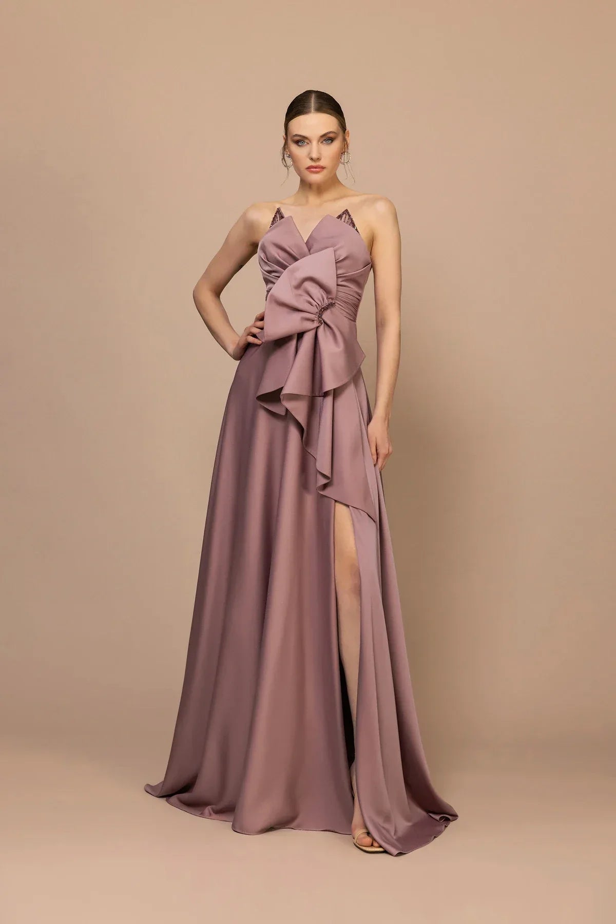 7061-Straplez Yaka Yırtmaçlı Fiyonk Detaylı Uzun Elbise - Kenzel