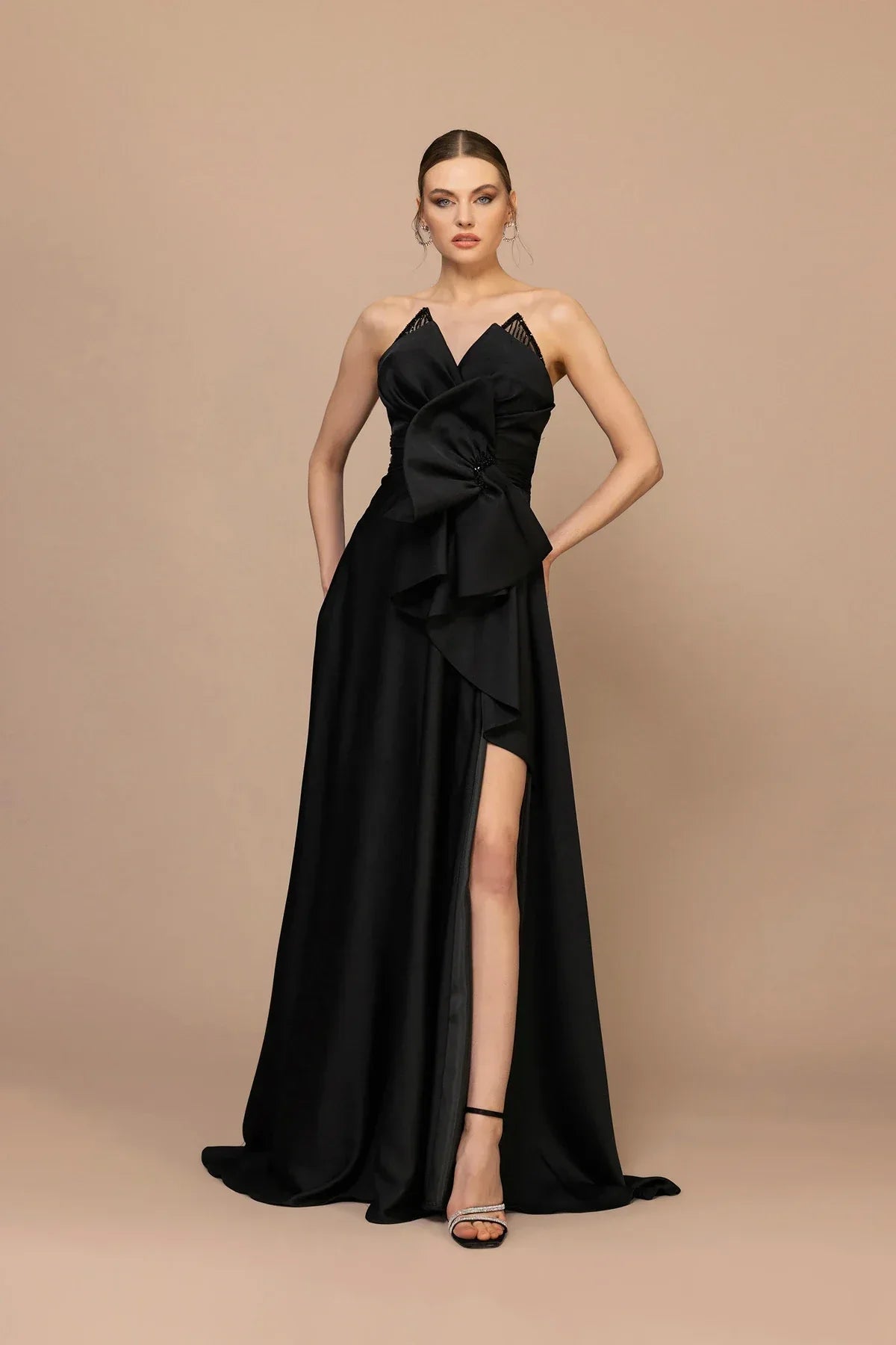 7061-Straplez Yaka Yırtmaçlı Fiyonk Detaylı Uzun Elbise - Kenzel