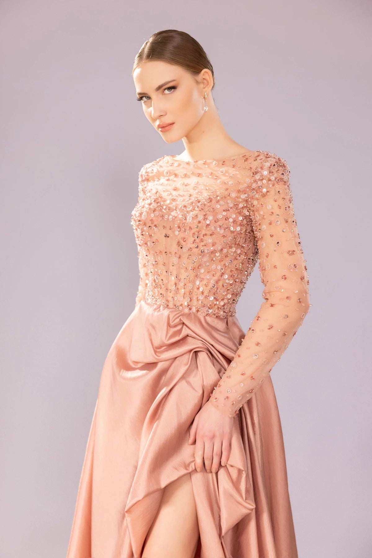 7062-İşleme Detaylı Yırtmaçlı Uzun Gece Elbise