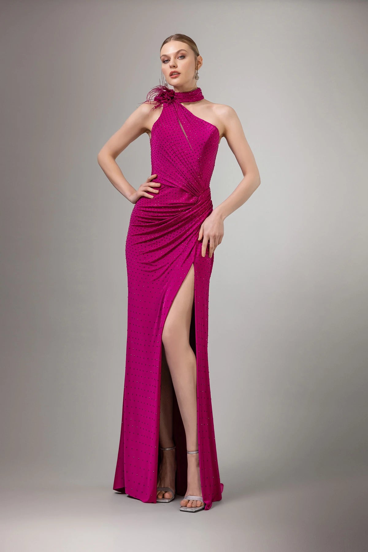 7099-Göğüs Dekolte Detaylı Taşlı Kumaş Uzun Elbise