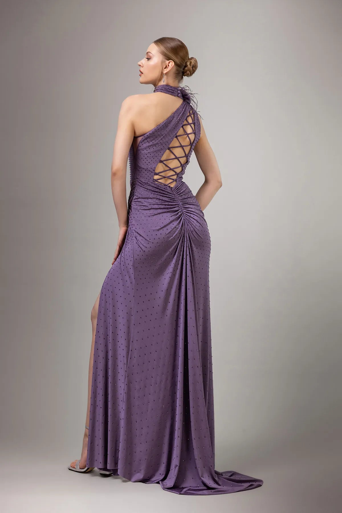 7099-Göğüs Dekolte Detaylı Taşlı Kumaş Uzun Elbise