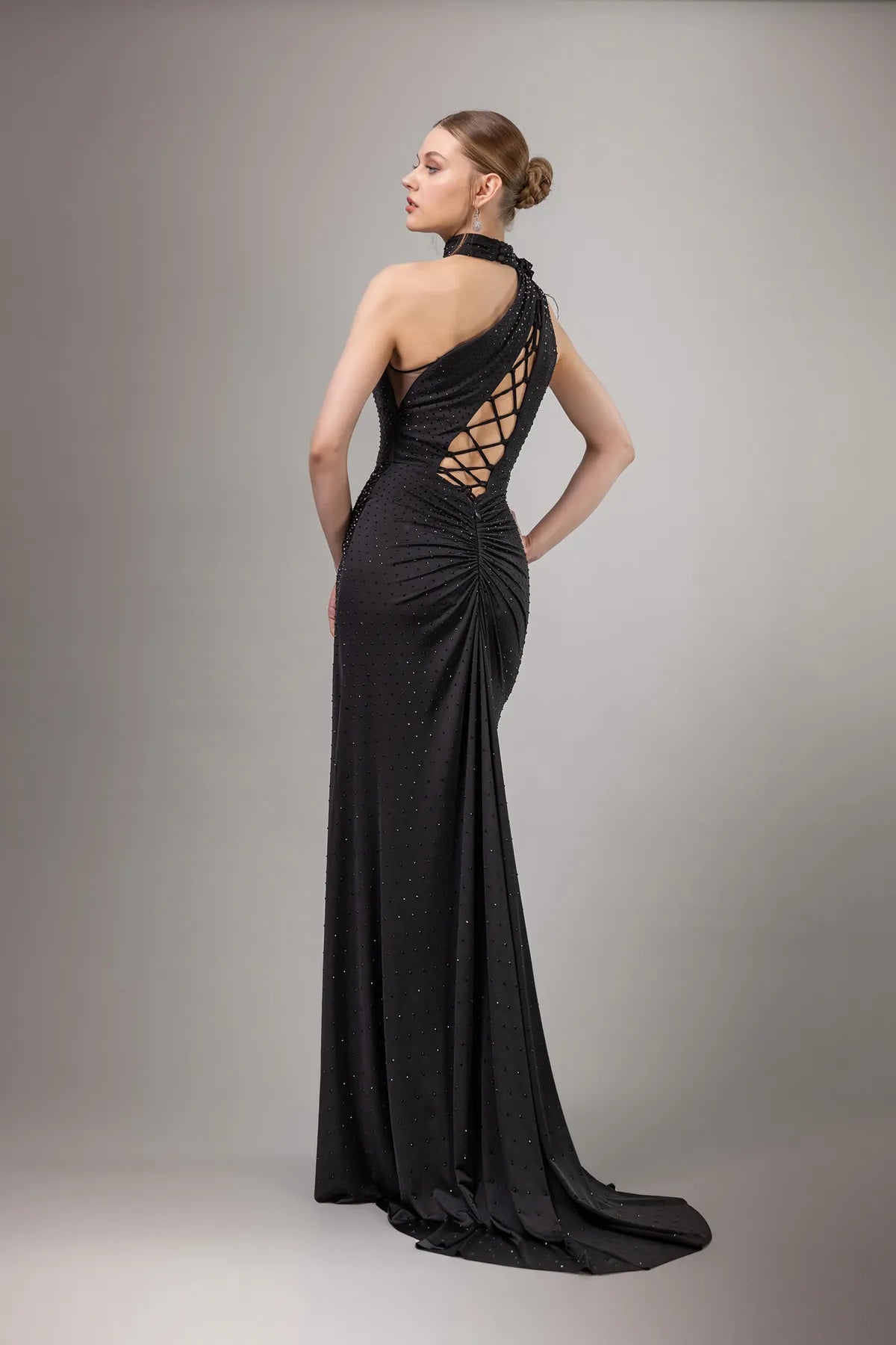 7099-Göğüs Dekolte Detaylı Taşlı Kumaş Uzun Elbise