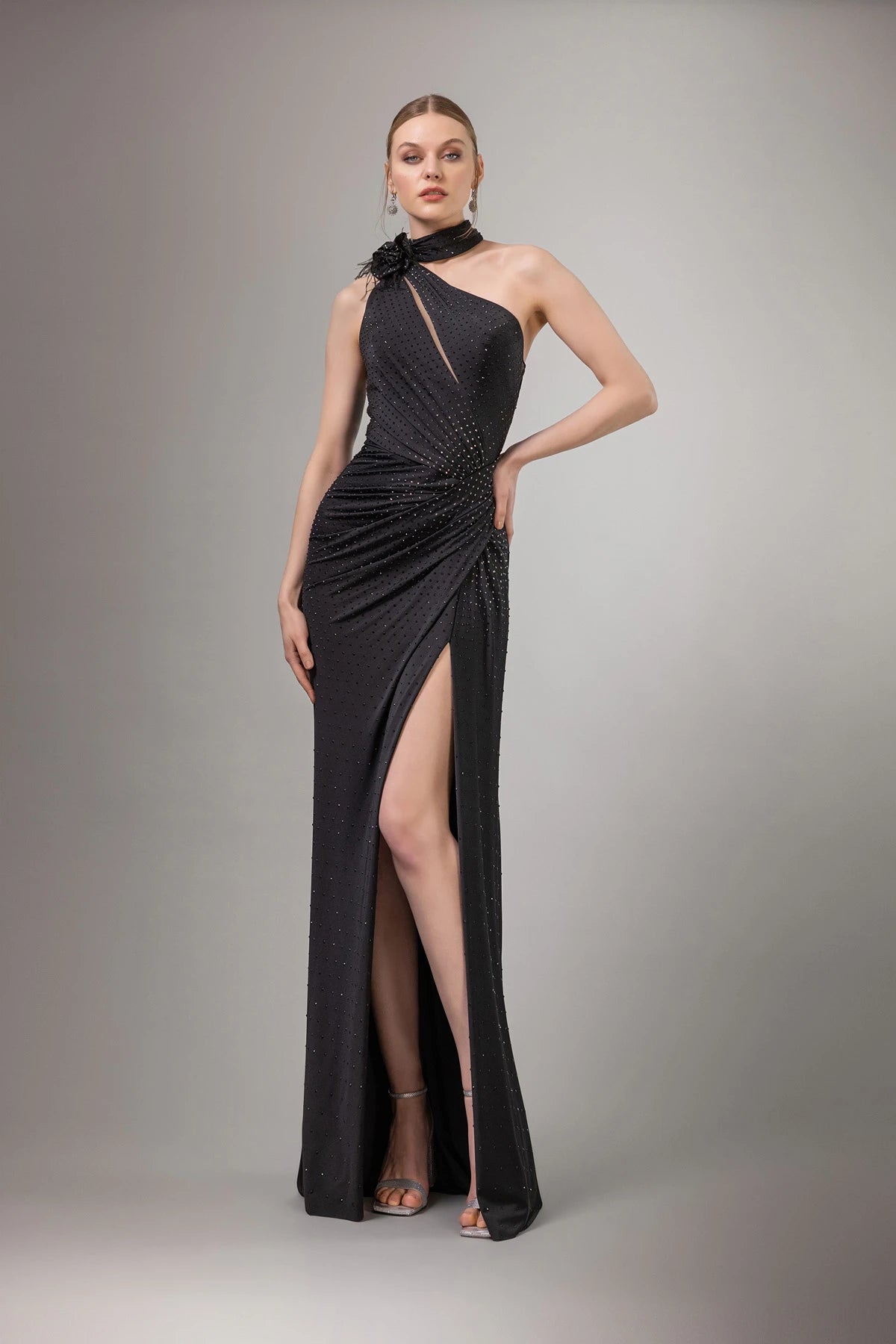 7099-Göğüs Dekolte Detaylı Taşlı Kumaş Uzun Elbise