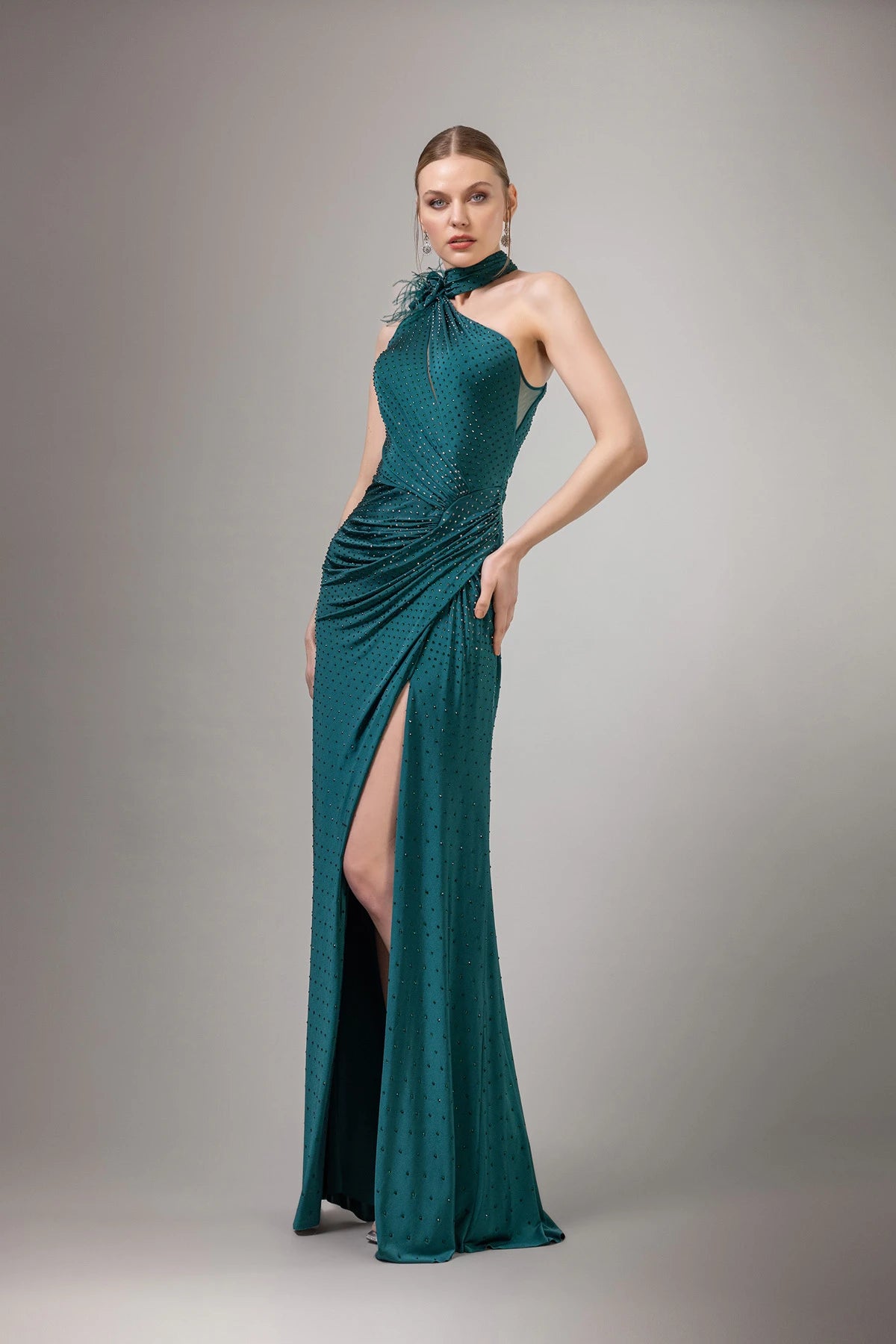 7099-Göğüs Dekolte Detaylı Taşlı Kumaş Uzun Elbise