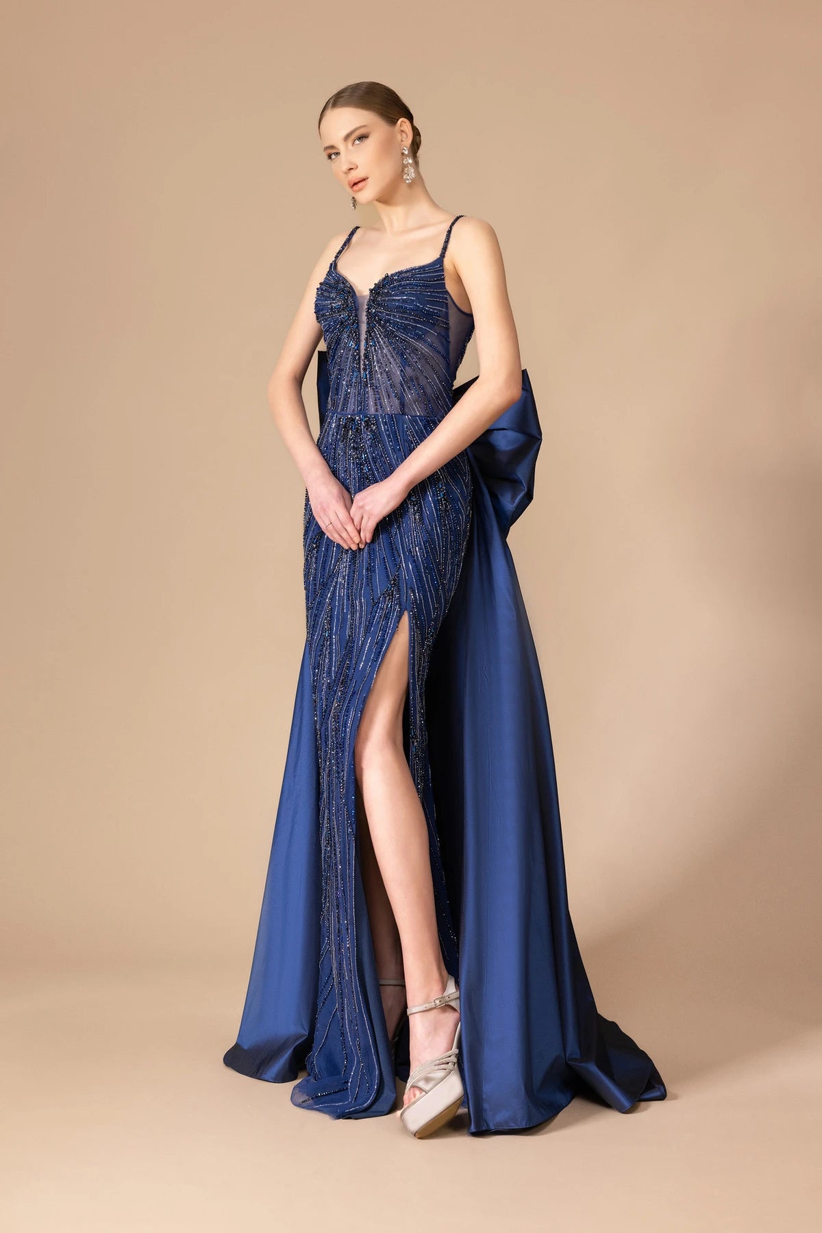 Askılı İşleme Kumaş Fiyonk Detaylı Uzun Elbise 7105