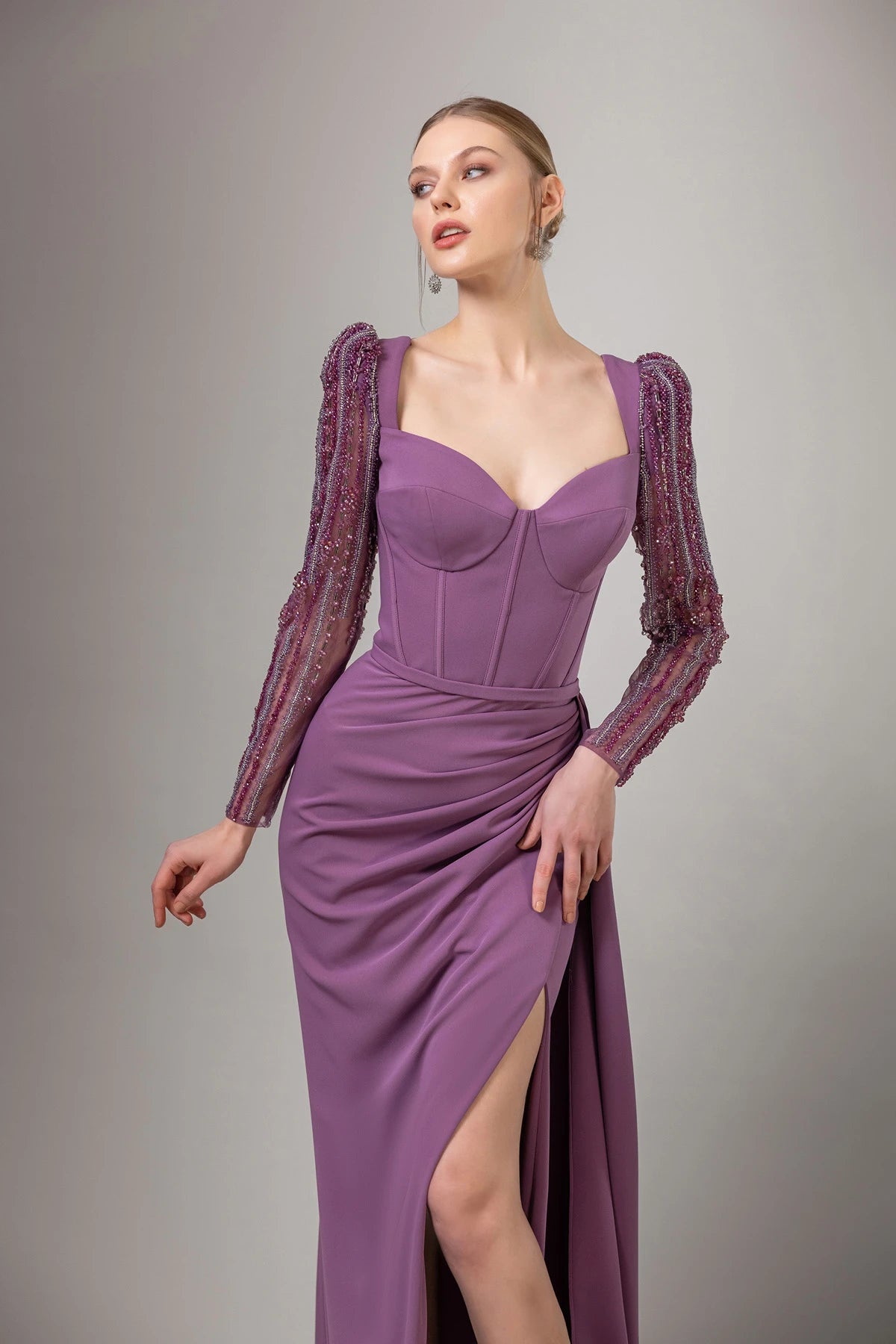 İşlemeli Uzun Kollu Yırtmaçlı Uzun Elbise 7107